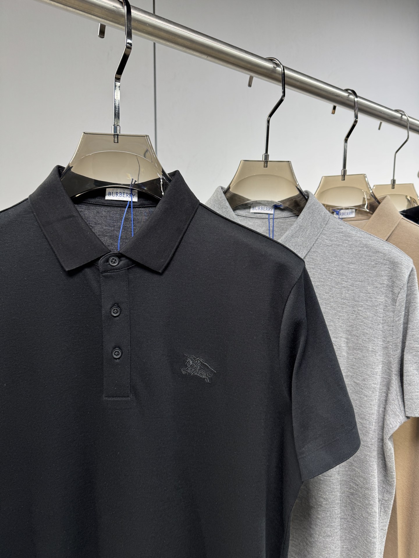 上新 26ss 巴宝莉 早春新款起脚Polo 原版定制 面料选用羊毛珠地棉 轻薄透气 上身丝滑舒适 高端