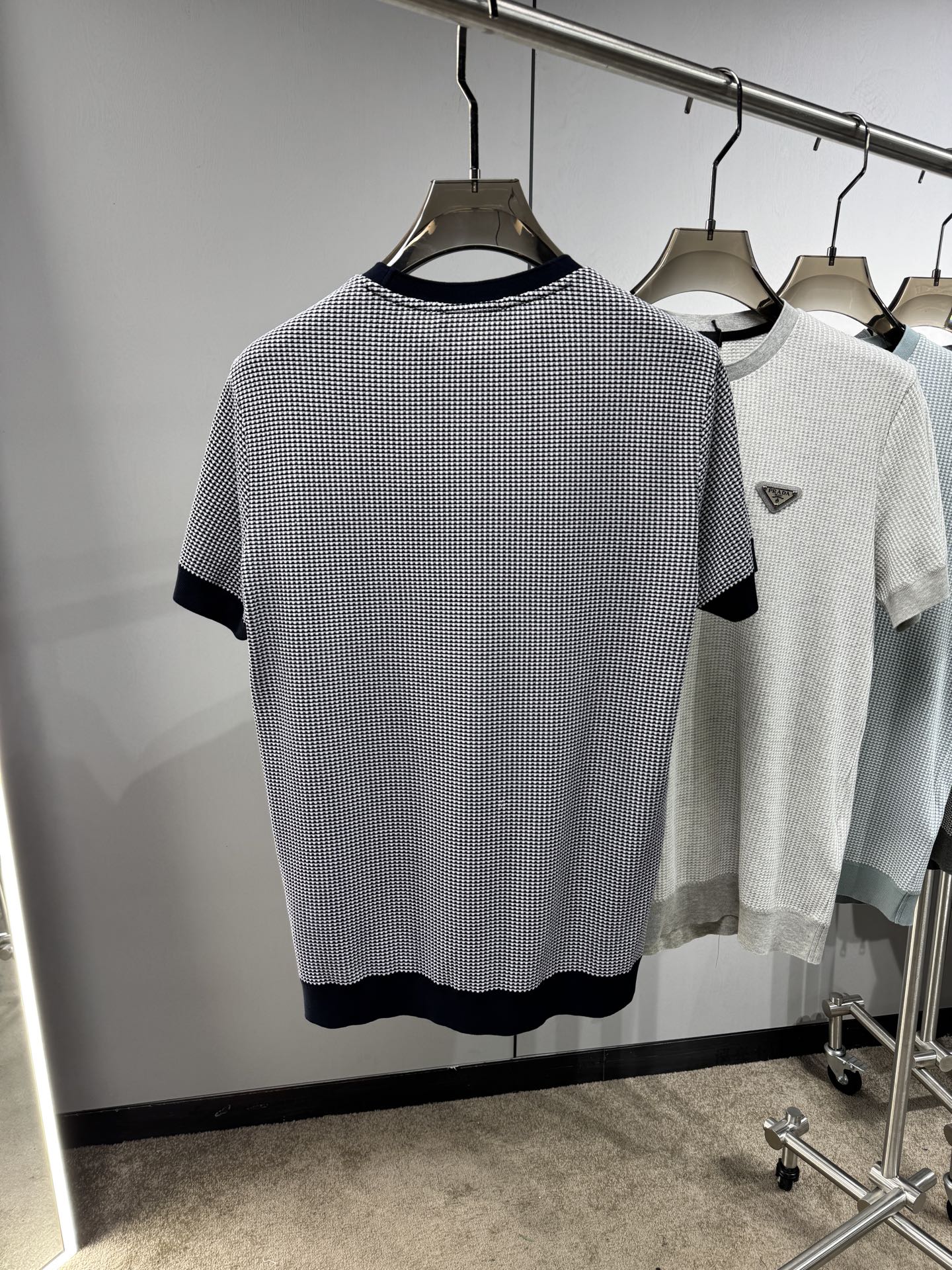 上新 26ss P家 春夏新款竖条提花起脚短袖 原版定制 面料选用进口彩柔棉 轻薄透气 上身丝滑舒适 高