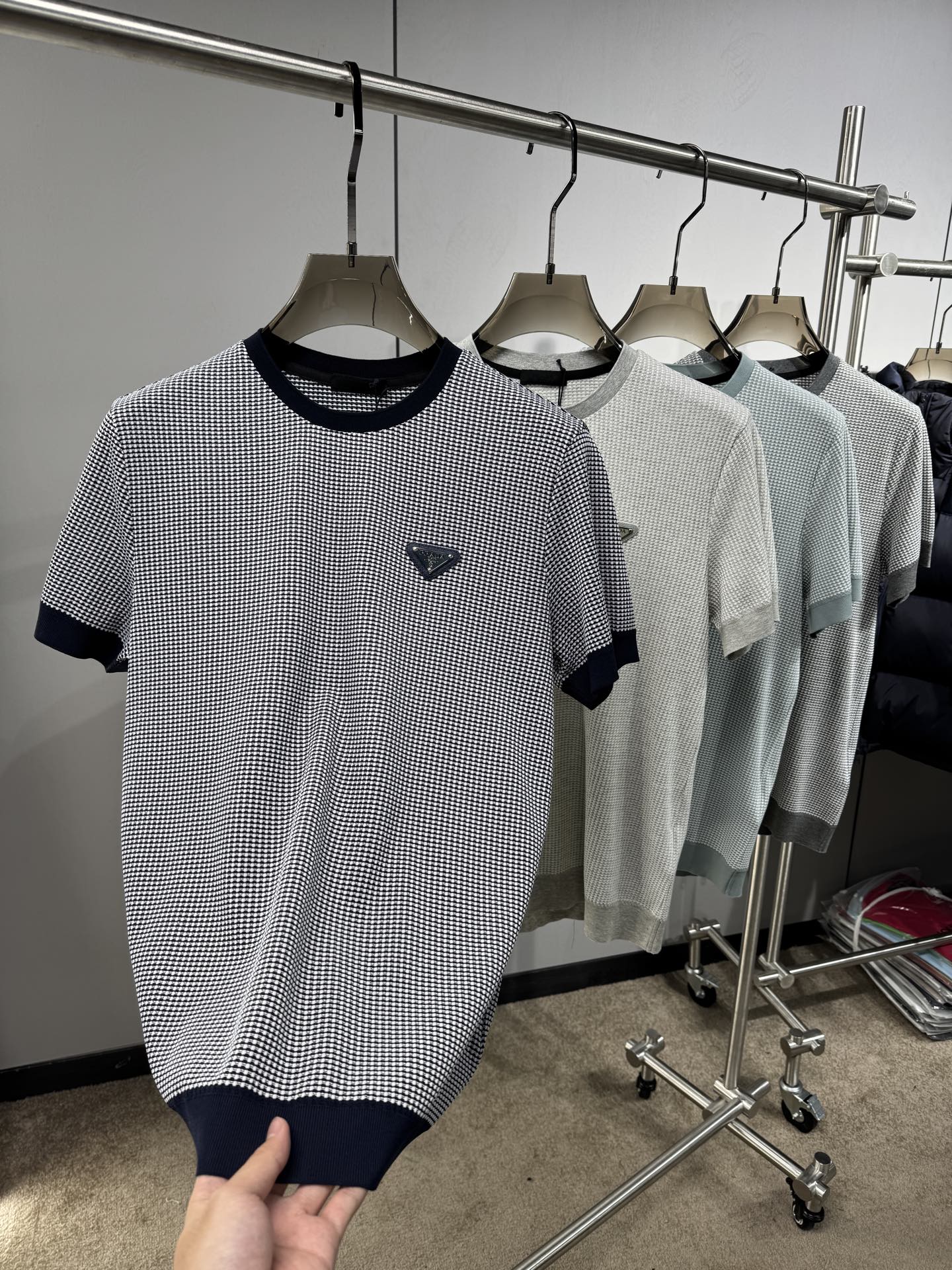 上新 26ss P家 春夏新款竖条提花起脚短袖 原版定制 面料选用进口彩柔棉 轻薄透气 上身丝滑舒适 高