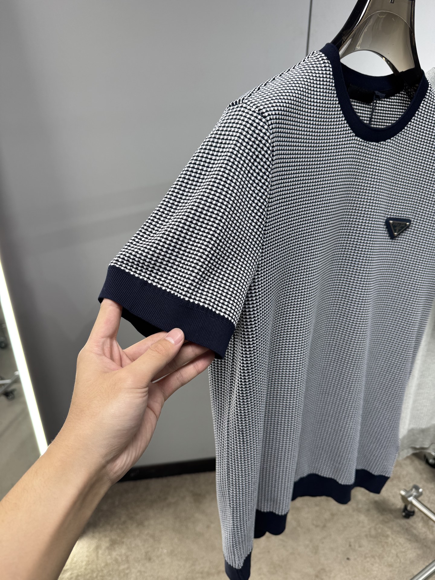 上新 26ss P家 春夏新款竖条提花起脚短袖 原版定制 面料选用进口彩柔棉 轻薄透气 上身丝滑舒适 高