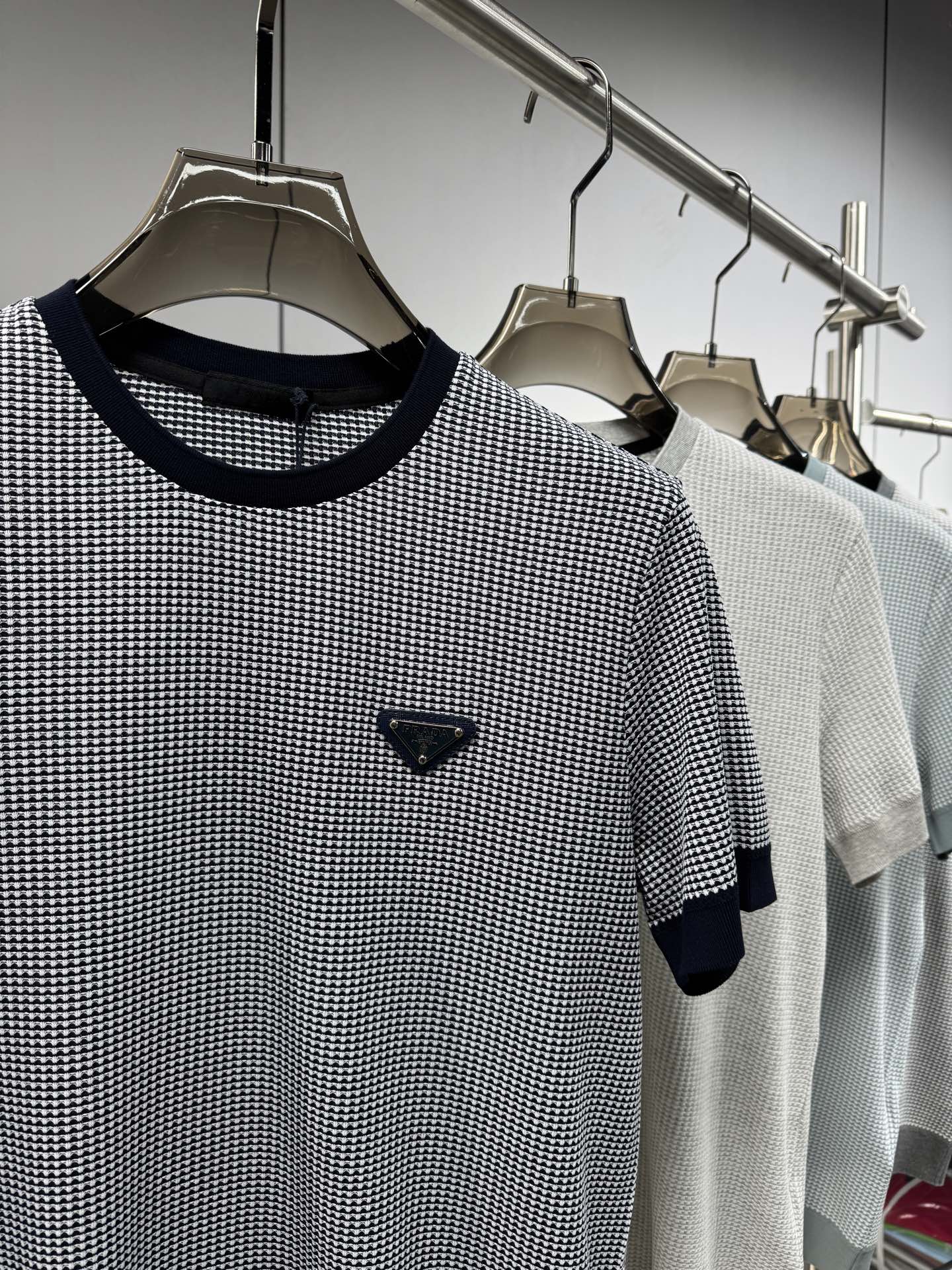 上新 26ss P家 春夏新款竖条提花起脚短袖 原版定制 面料选用进口彩柔棉 轻薄透气 上身丝滑舒适 高