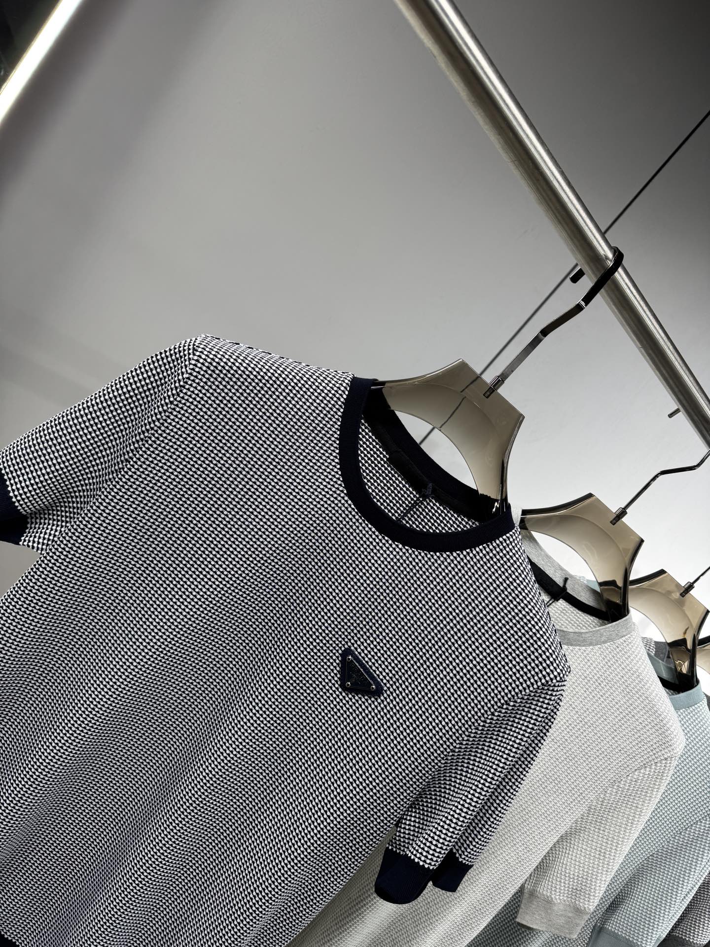 上新 26ss P家 春夏新款竖条提花起脚短袖 原版定制 面料选用进口彩柔棉 轻薄透气 上身丝滑舒适 高