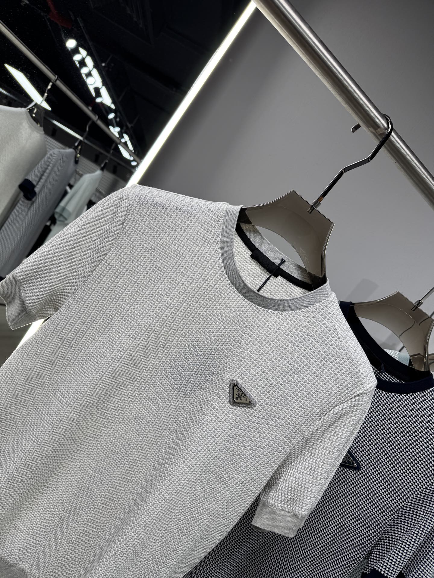 上新 26ss P家 春夏新款竖条提花起脚短袖 原版定制 面料选用进口彩柔棉 轻薄透气 上身丝滑舒适 高