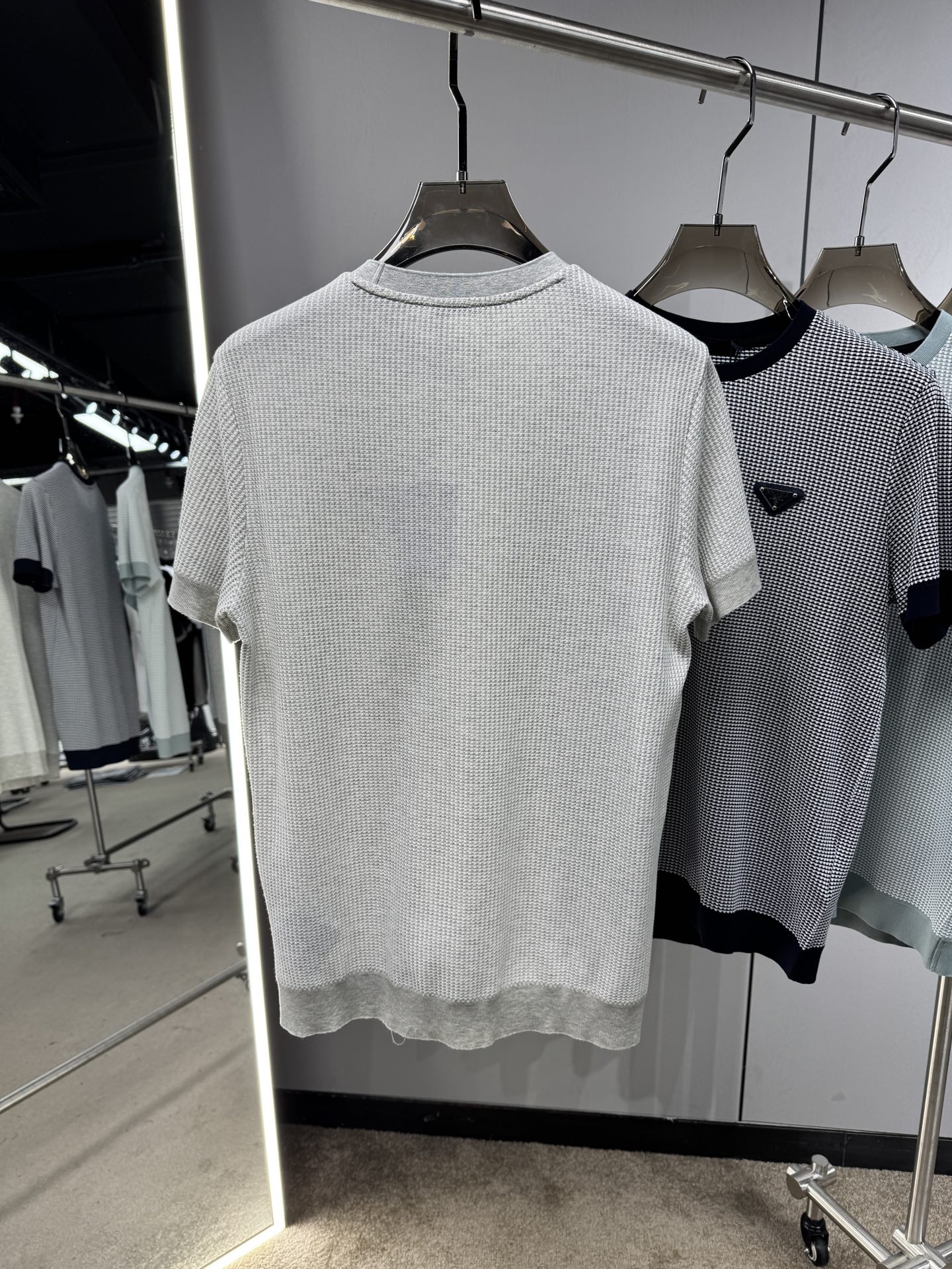 上新 26ss P家 春夏新款竖条提花起脚短袖 原版定制 面料选用进口彩柔棉 轻薄透气 上身丝滑舒适 高