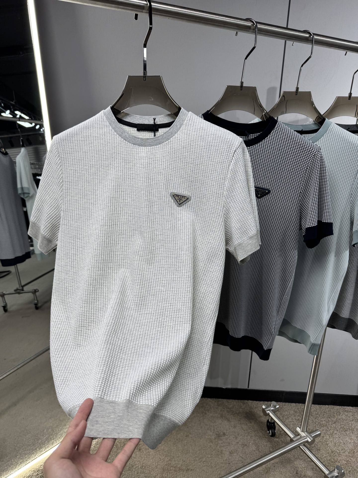 上新 26ss P家 春夏新款竖条提花起脚短袖 原版定制 面料选用进口彩柔棉 轻薄透气 上身丝滑舒适 高