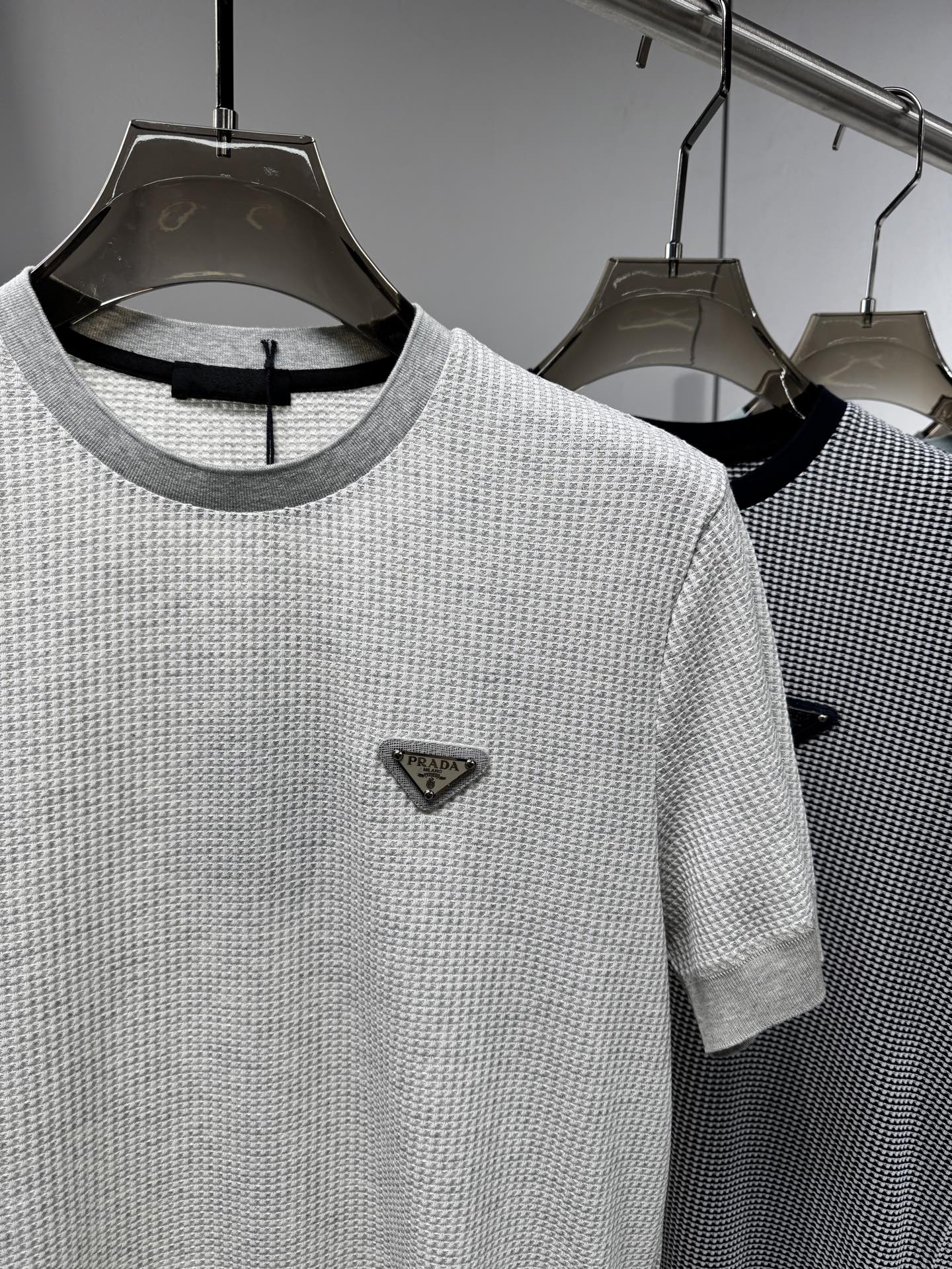 上新 26ss P家 春夏新款竖条提花起脚短袖 原版定制 面料选用进口彩柔棉 轻薄透气 上身丝滑舒适 高