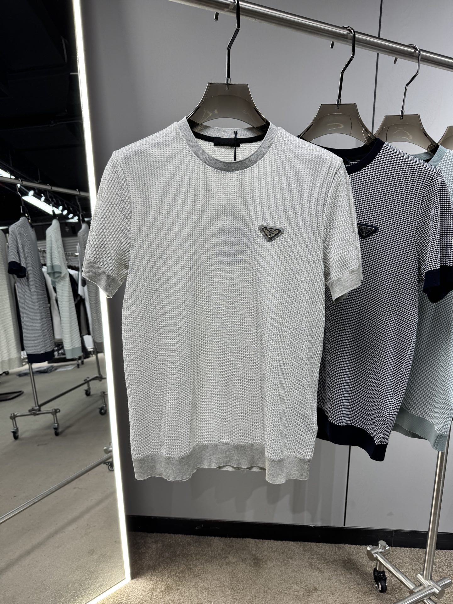 上新 26ss P家 春夏新款竖条提花起脚短袖 原版定制 面料选用进口彩柔棉 轻薄透气 上身丝滑舒适 高