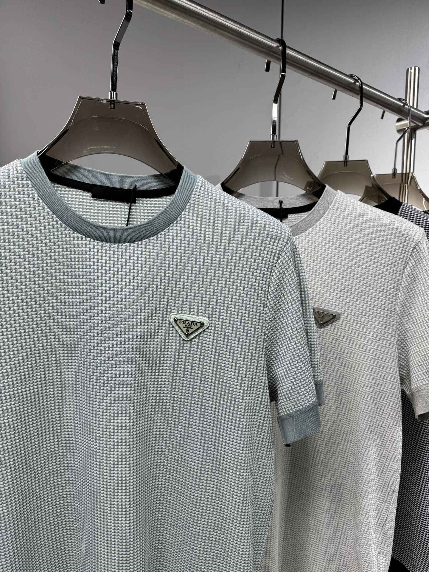 上新 26ss P家 春夏新款竖条提花起脚短袖 原版定制 面料选用进口彩柔棉 轻薄透气 上身丝滑舒适 高