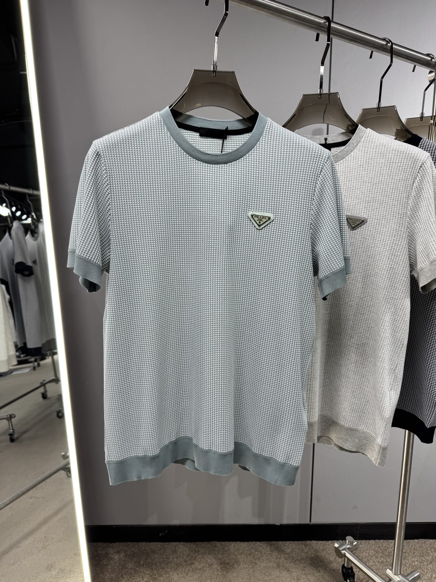 上新 26ss P家 春夏新款竖条提花起脚短袖 原版定制 面料选用进口彩柔棉 轻薄透气 上身丝滑舒适 高