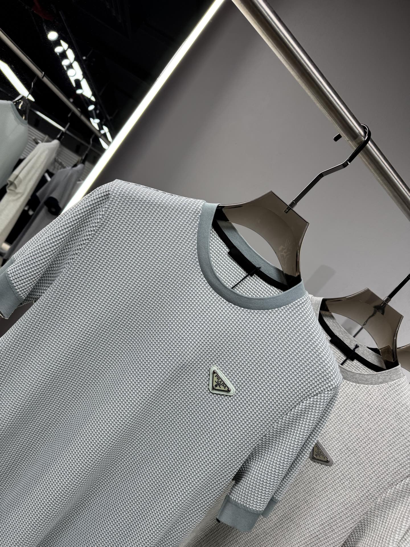 上新 26ss P家 春夏新款竖条提花起脚短袖 原版定制 面料选用进口彩柔棉 轻薄透气 上身丝滑舒适 高