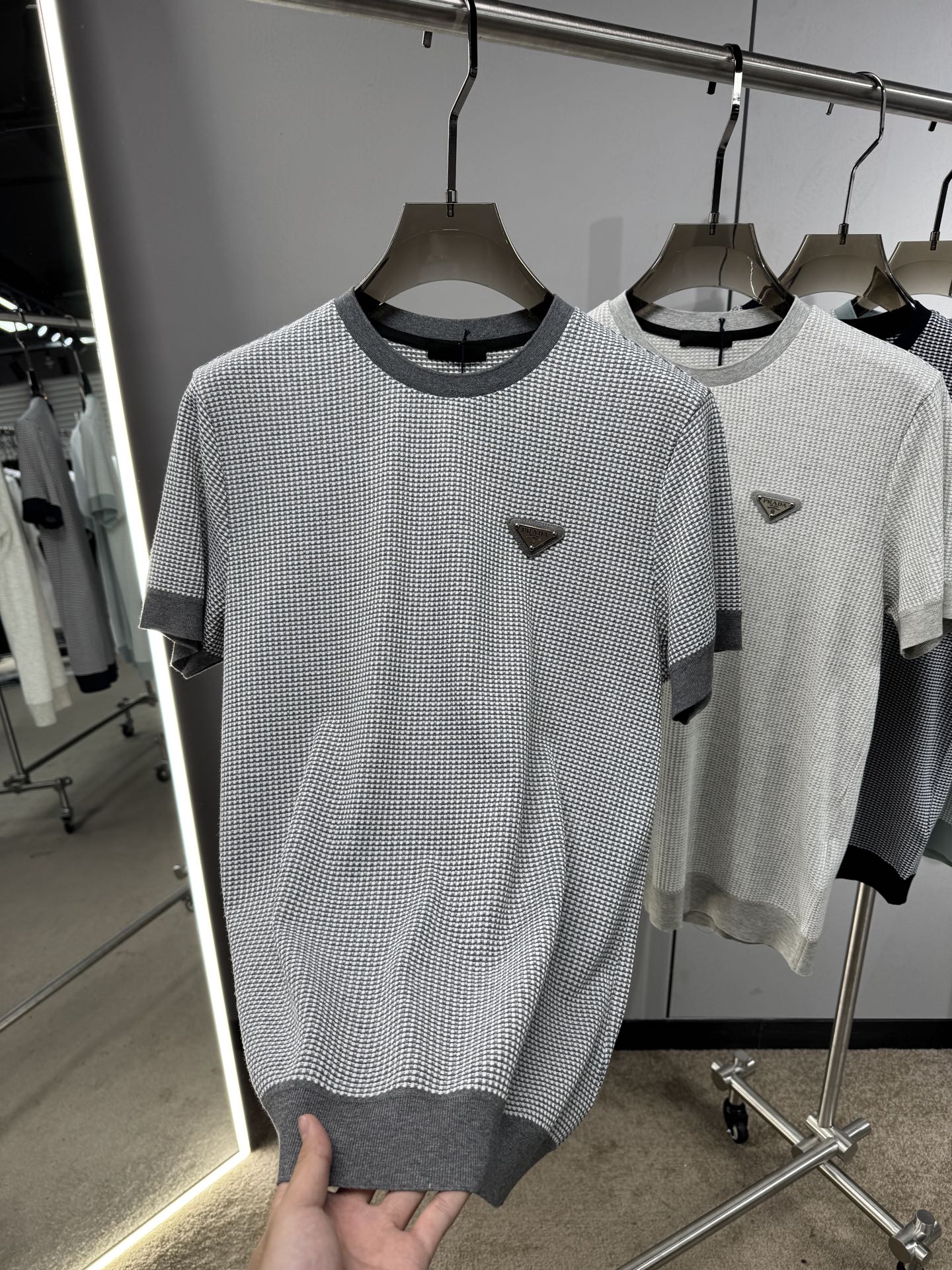 上新 26ss P家 春夏新款竖条提花起脚短袖 原版定制 面料选用进口彩柔棉 轻薄透气 上身丝滑舒适 高