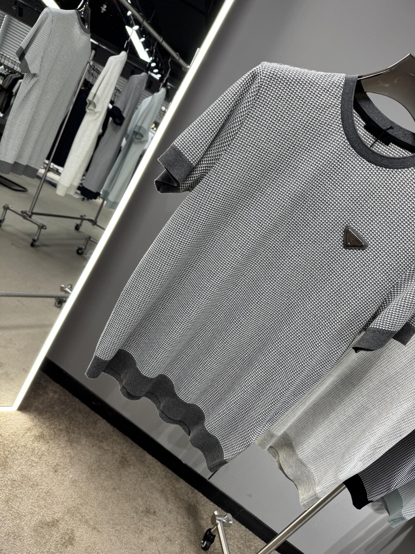 上新 26ss P家 春夏新款竖条提花起脚短袖 原版定制 面料选用进口彩柔棉 轻薄透气 上身丝滑舒适 高