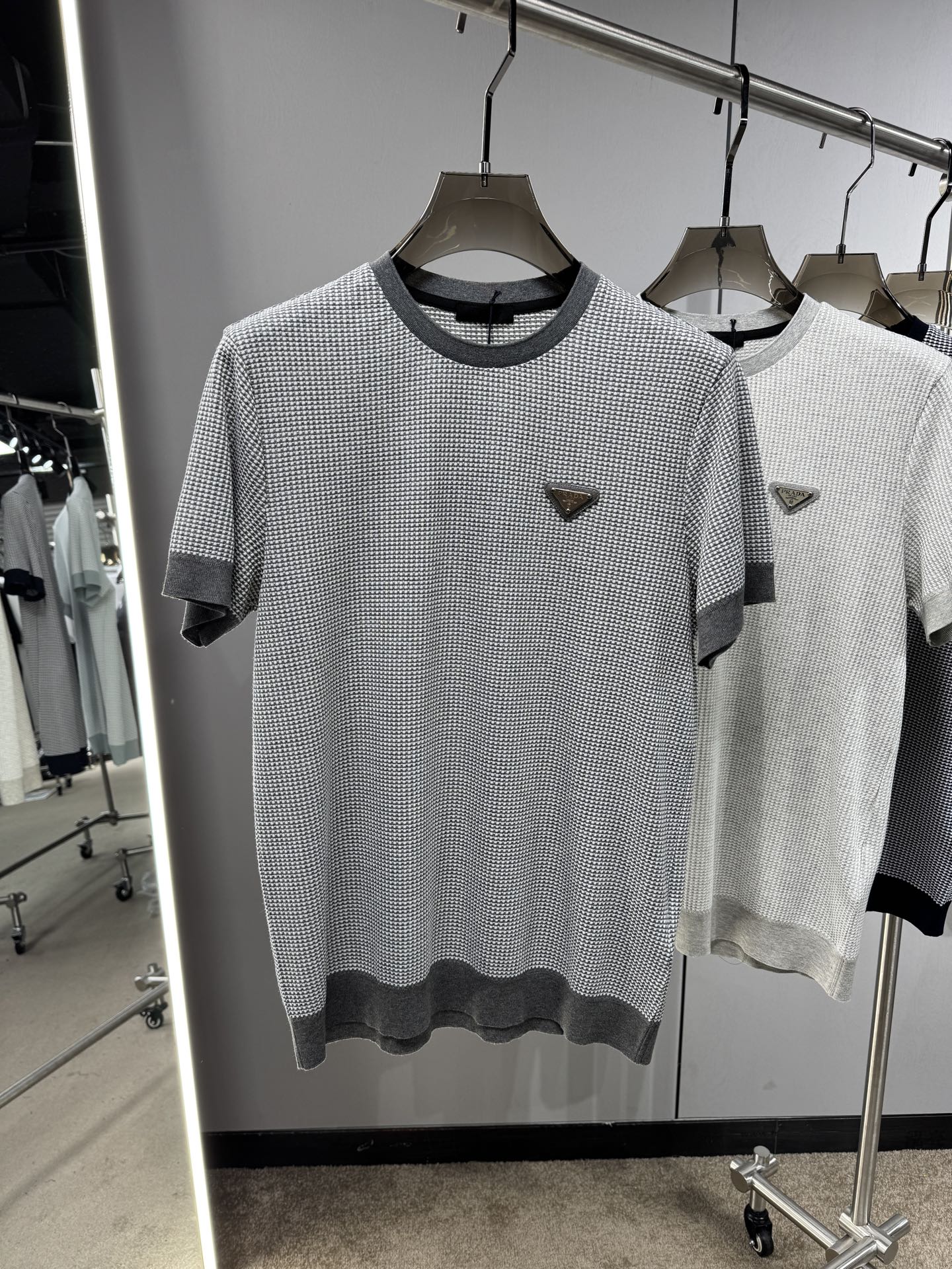 上新 26ss P家 春夏新款竖条提花起脚短袖 原版定制 面料选用进口彩柔棉 轻薄透气 上身丝滑舒适 高