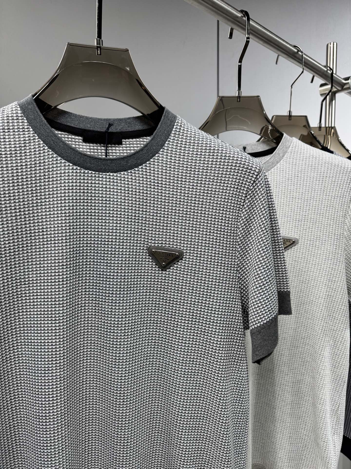 上新 26ss P家 春夏新款竖条提花起脚短袖 原版定制 面料选用进口彩柔棉 轻薄透气 上身丝滑舒适 高