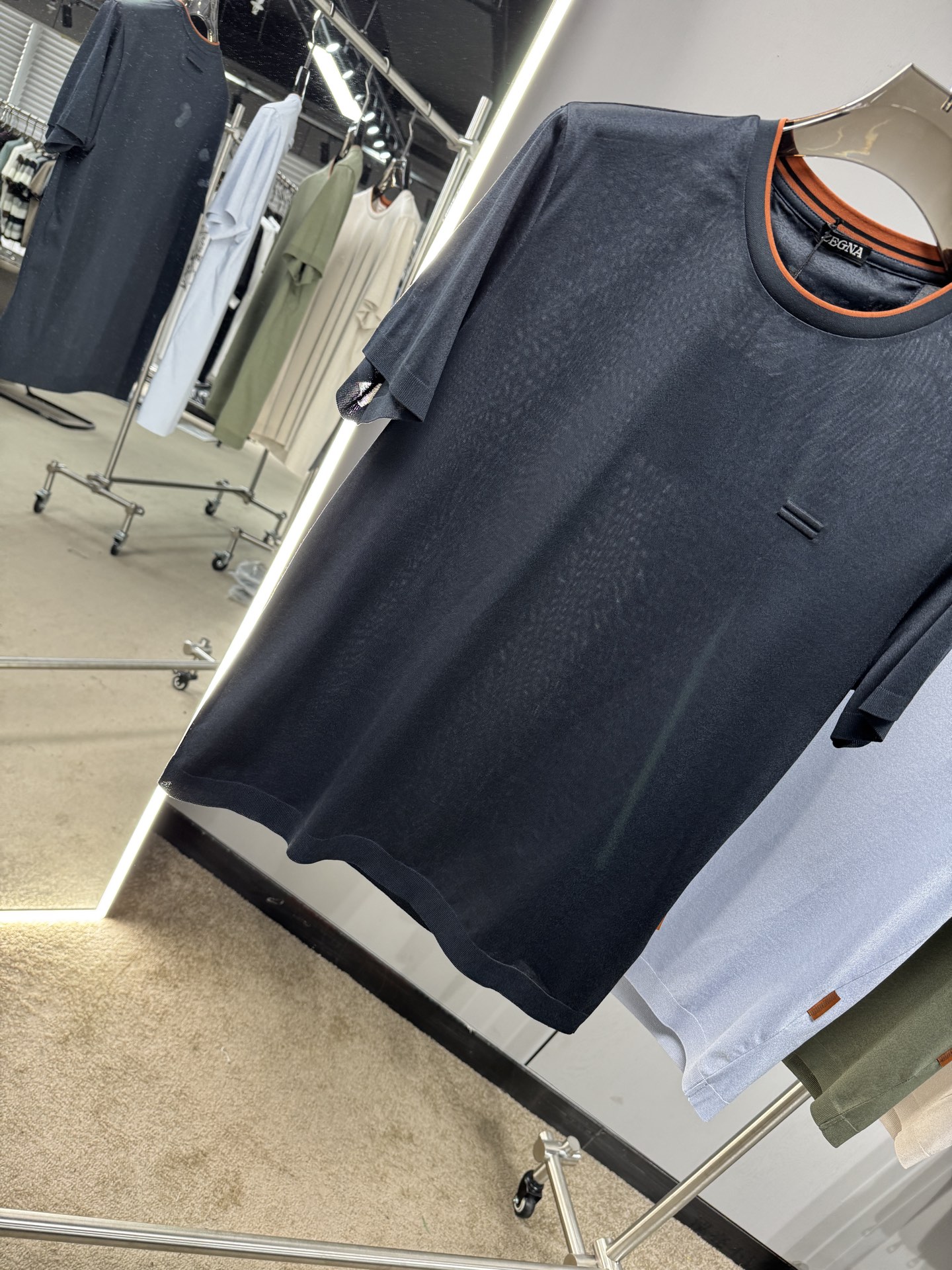 EZ26 撞色领针织T恤，面料软糯亲肤，自带垂坠感，告别普通T恤的僵硬感，撞色包边圆领设计，橘棕细边点缀