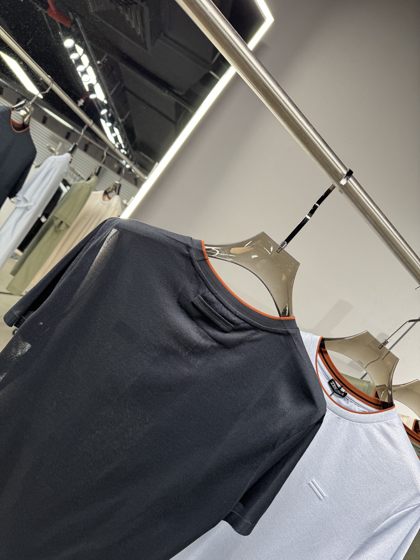 EZ26 撞色领针织T恤，面料软糯亲肤，自带垂坠感，告别普通T恤的僵硬感，撞色包边圆领设计，橘棕细边点缀