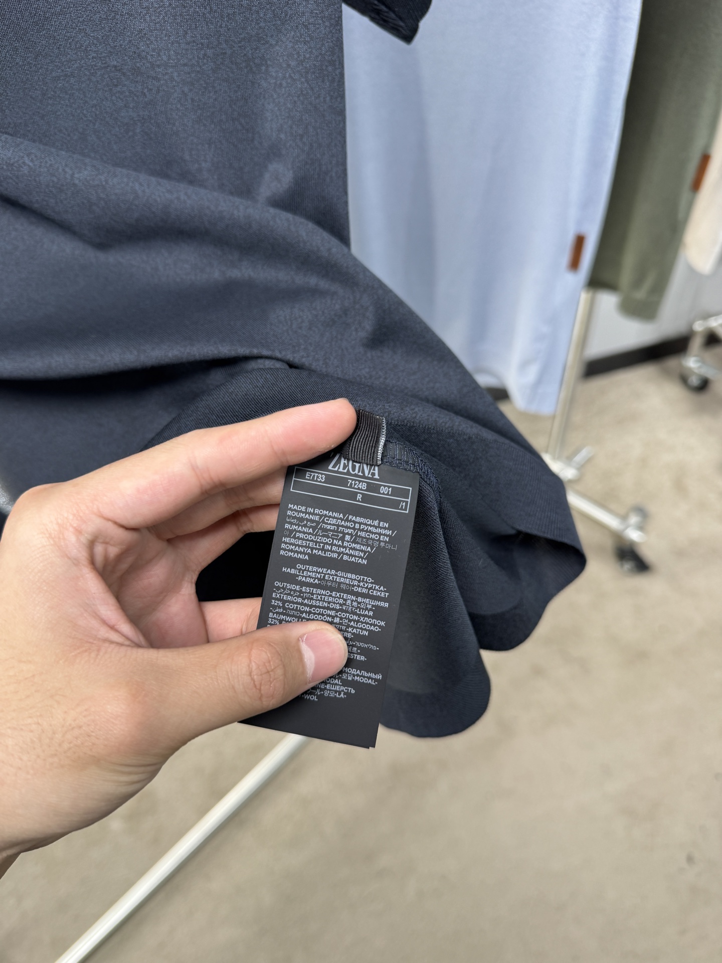 EZ26 撞色领针织T恤，面料软糯亲肤，自带垂坠感，告别普通T恤的僵硬感，撞色包边圆领设计，橘棕细边点缀