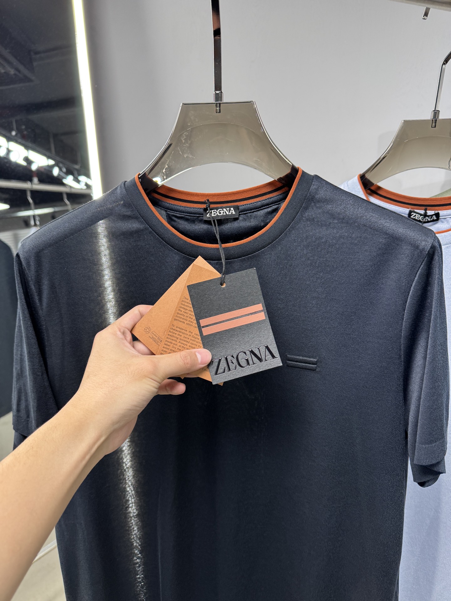 EZ26 撞色领针织T恤，面料软糯亲肤，自带垂坠感，告别普通T恤的僵硬感，撞色包边圆领设计，橘棕细边点缀