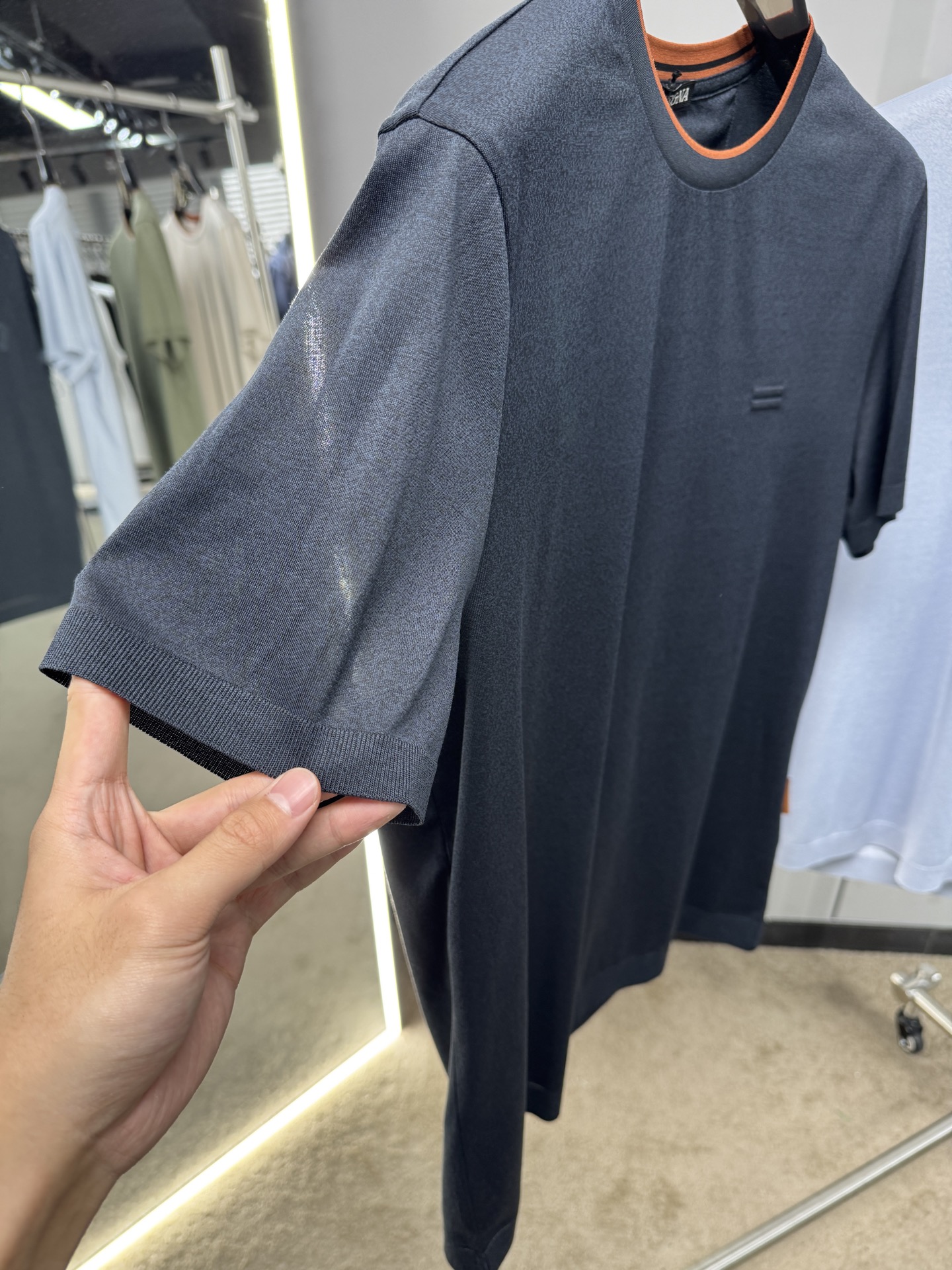 EZ26 撞色领针织T恤，面料软糯亲肤，自带垂坠感，告别普通T恤的僵硬感，撞色包边圆领设计，橘棕细边点缀