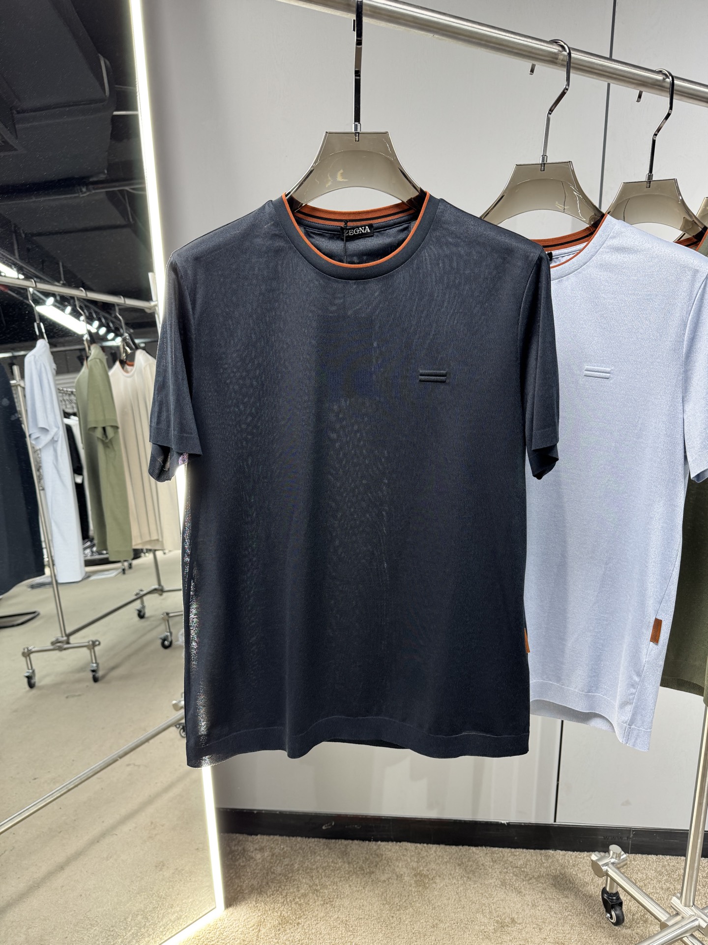 EZ26 撞色领针织T恤，面料软糯亲肤，自带垂坠感，告别普通T恤的僵硬感，撞色包边圆领设计，橘棕细边点缀