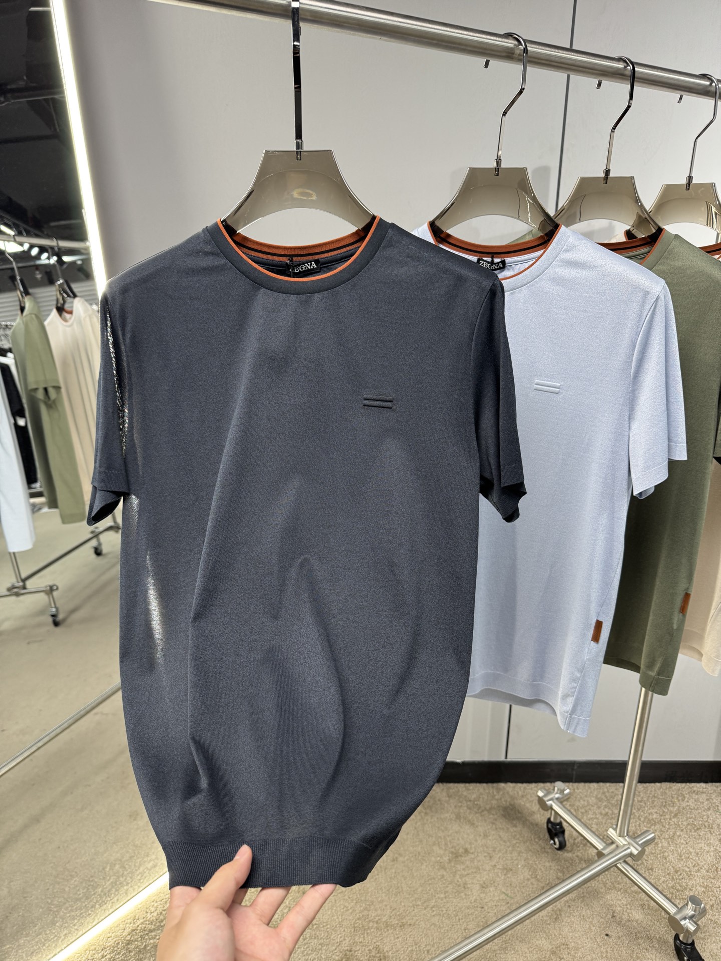 EZ26 撞色领针织T恤，面料软糯亲肤，自带垂坠感，告别普通T恤的僵硬感，撞色包边圆领设计，橘棕细边点缀