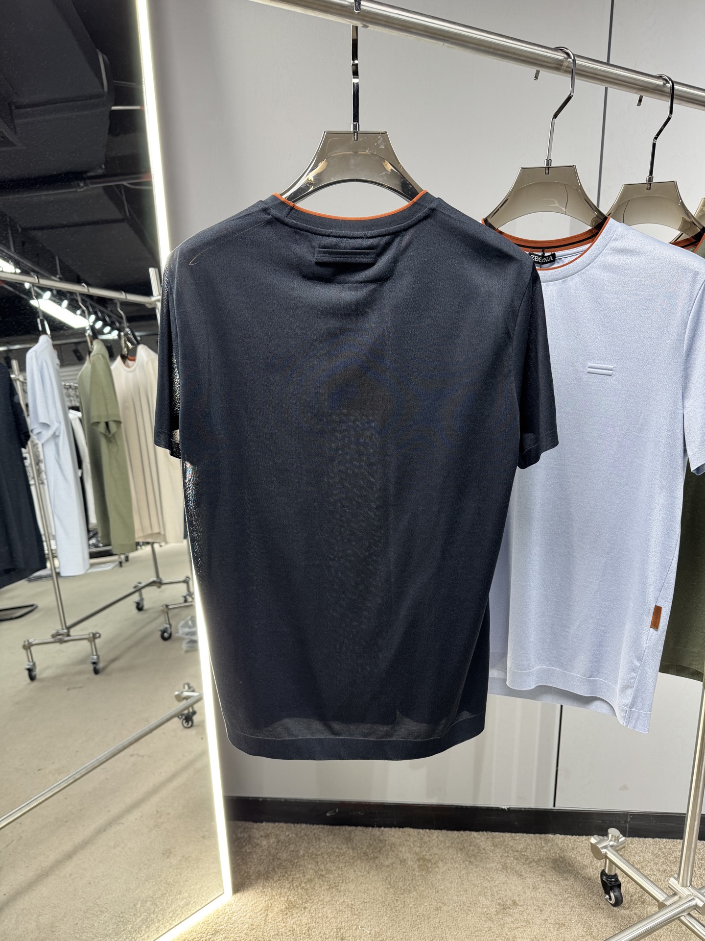 EZ26 撞色领针织T恤，面料软糯亲肤，自带垂坠感，告别普通T恤的僵硬感，撞色包边圆领设计，橘棕细边点缀