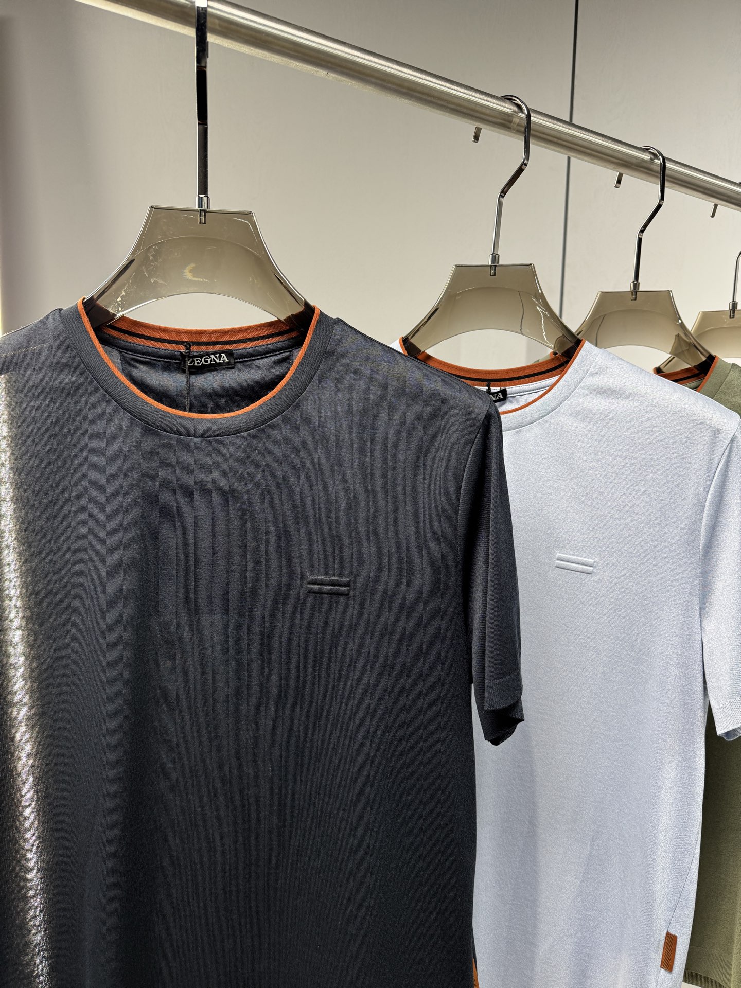 EZ26 撞色领针织T恤，面料软糯亲肤，自带垂坠感，告别普通T恤的僵硬感，撞色包边圆领设计，橘棕细边点缀