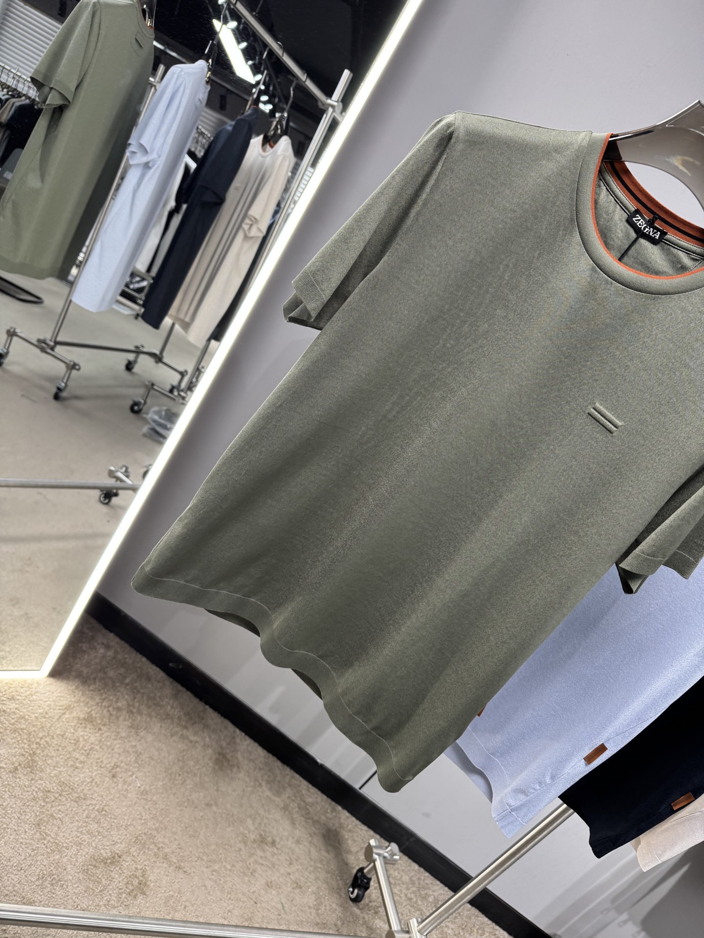 EZ26 撞色领针织T恤，面料软糯亲肤，自带垂坠感，告别普通T恤的僵硬感，撞色包边圆领设计，橘棕细边点缀