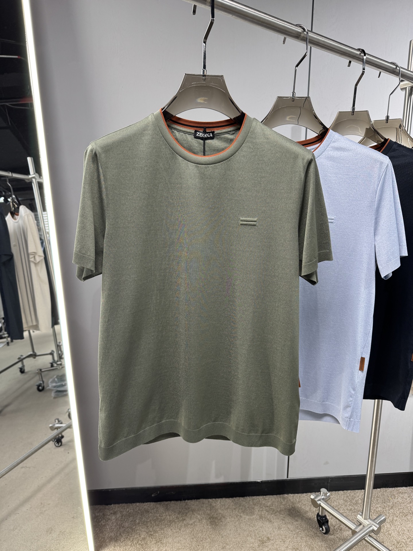 EZ26 撞色领针织T恤，面料软糯亲肤，自带垂坠感，告别普通T恤的僵硬感，撞色包边圆领设计，橘棕细边点缀