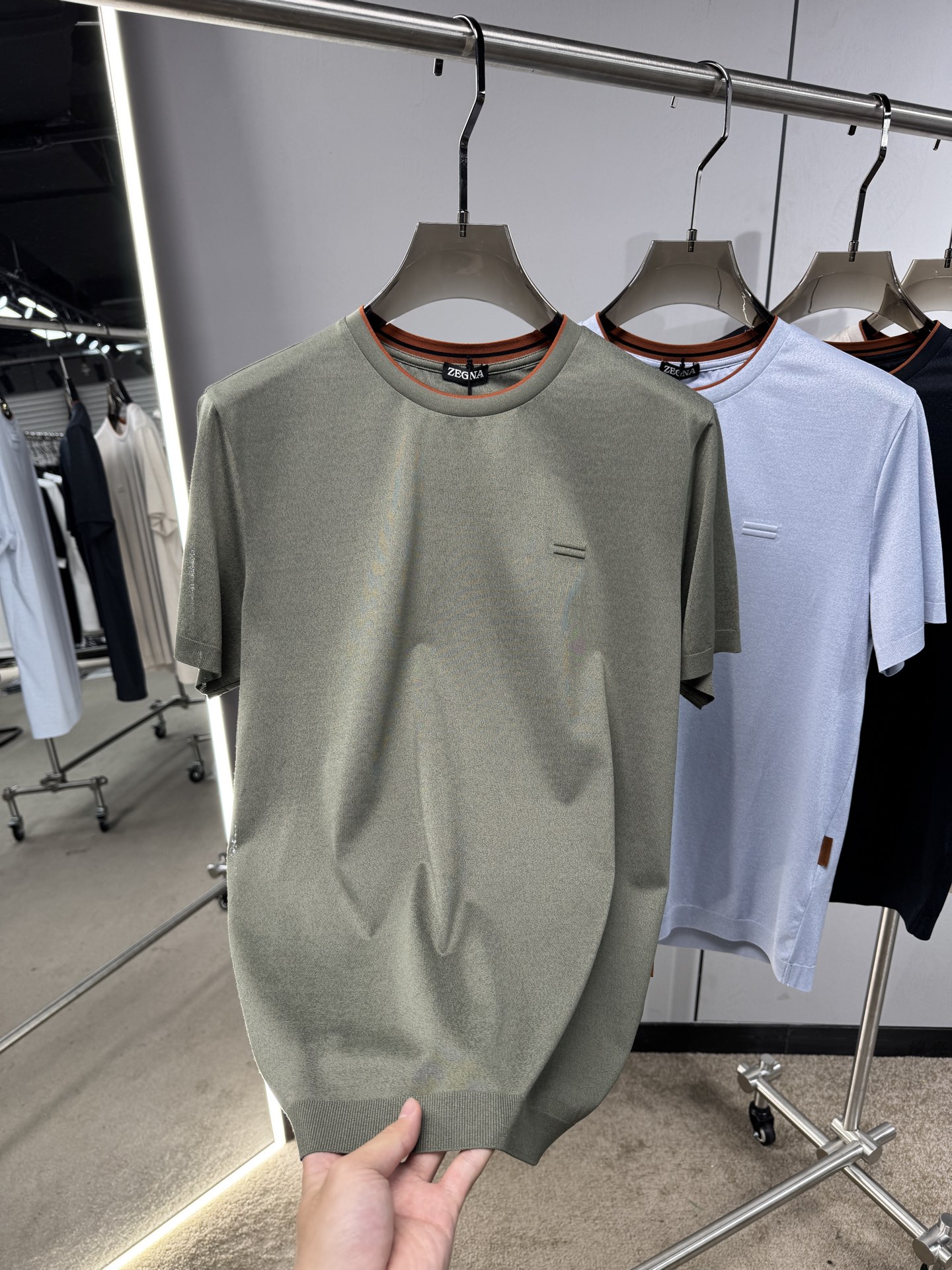 EZ26 撞色领针织T恤，面料软糯亲肤，自带垂坠感，告别普通T恤的僵硬感，撞色包边圆领设计，橘棕细边点缀