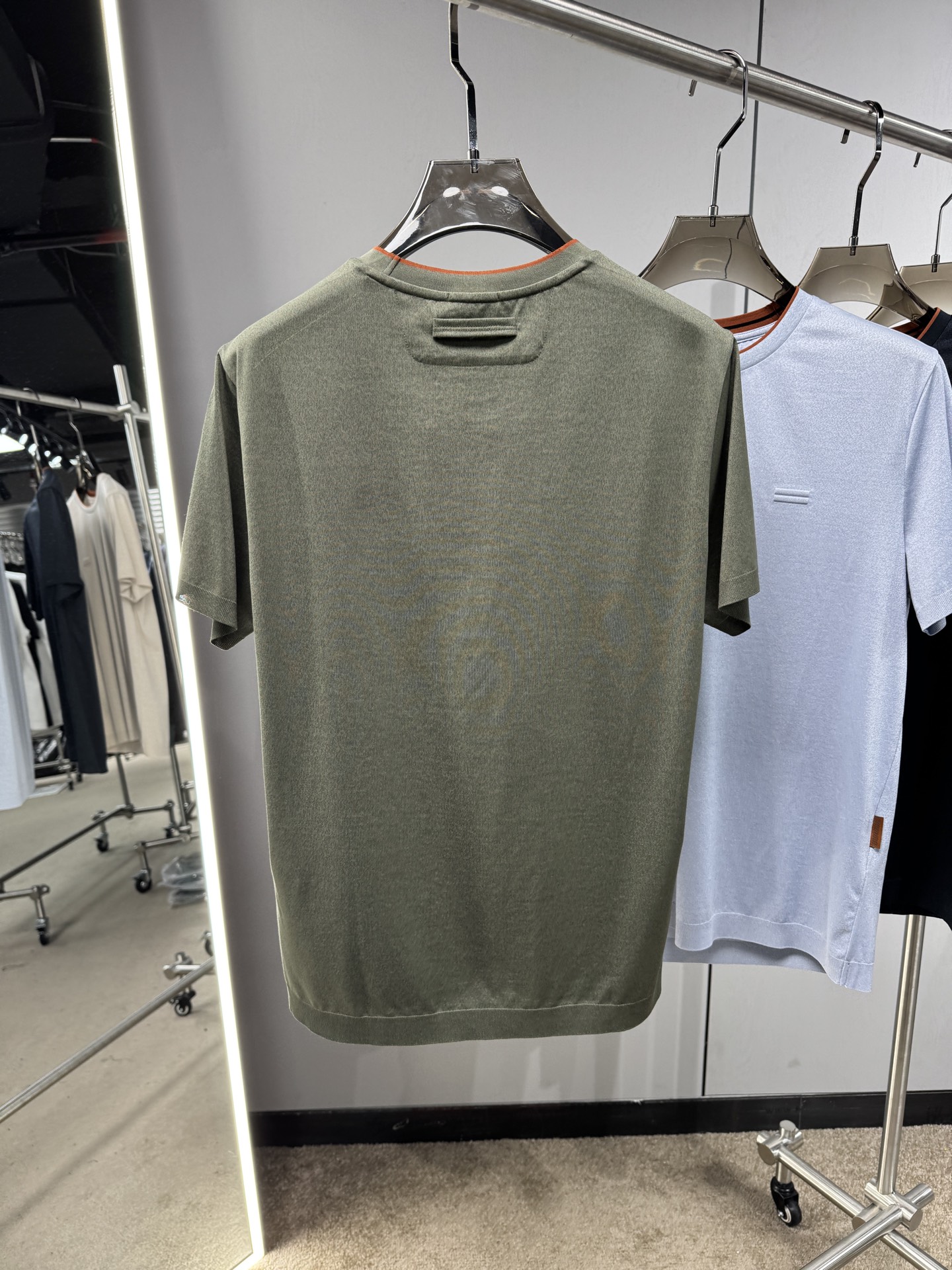 EZ26 撞色领针织T恤，面料软糯亲肤，自带垂坠感，告别普通T恤的僵硬感，撞色包边圆领设计，橘棕细边点缀