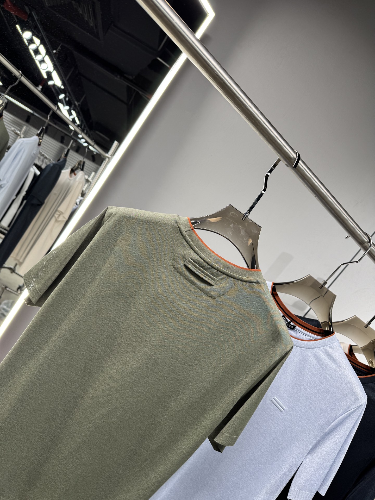 EZ26 撞色领针织T恤，面料软糯亲肤，自带垂坠感，告别普通T恤的僵硬感，撞色包边圆领设计，橘棕细边点缀