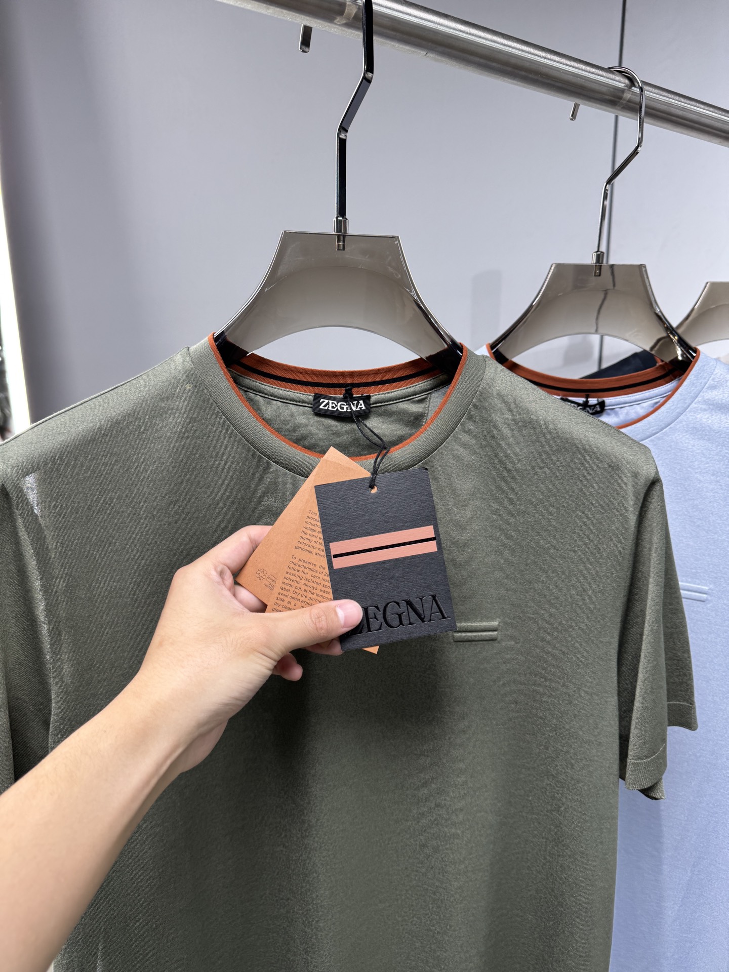 EZ26 撞色领针织T恤，面料软糯亲肤，自带垂坠感，告别普通T恤的僵硬感，撞色包边圆领设计，橘棕细边点缀