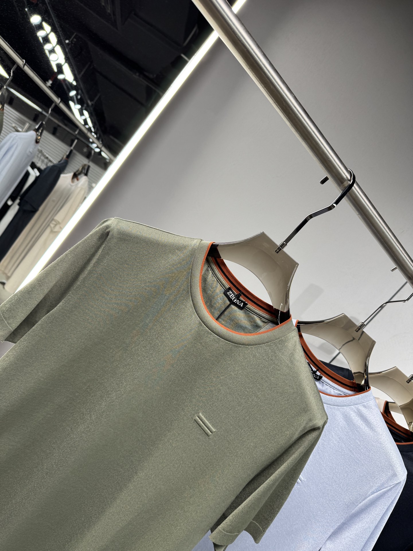 EZ26 撞色领针织T恤，面料软糯亲肤，自带垂坠感，告别普通T恤的僵硬感，撞色包边圆领设计，橘棕细边点缀