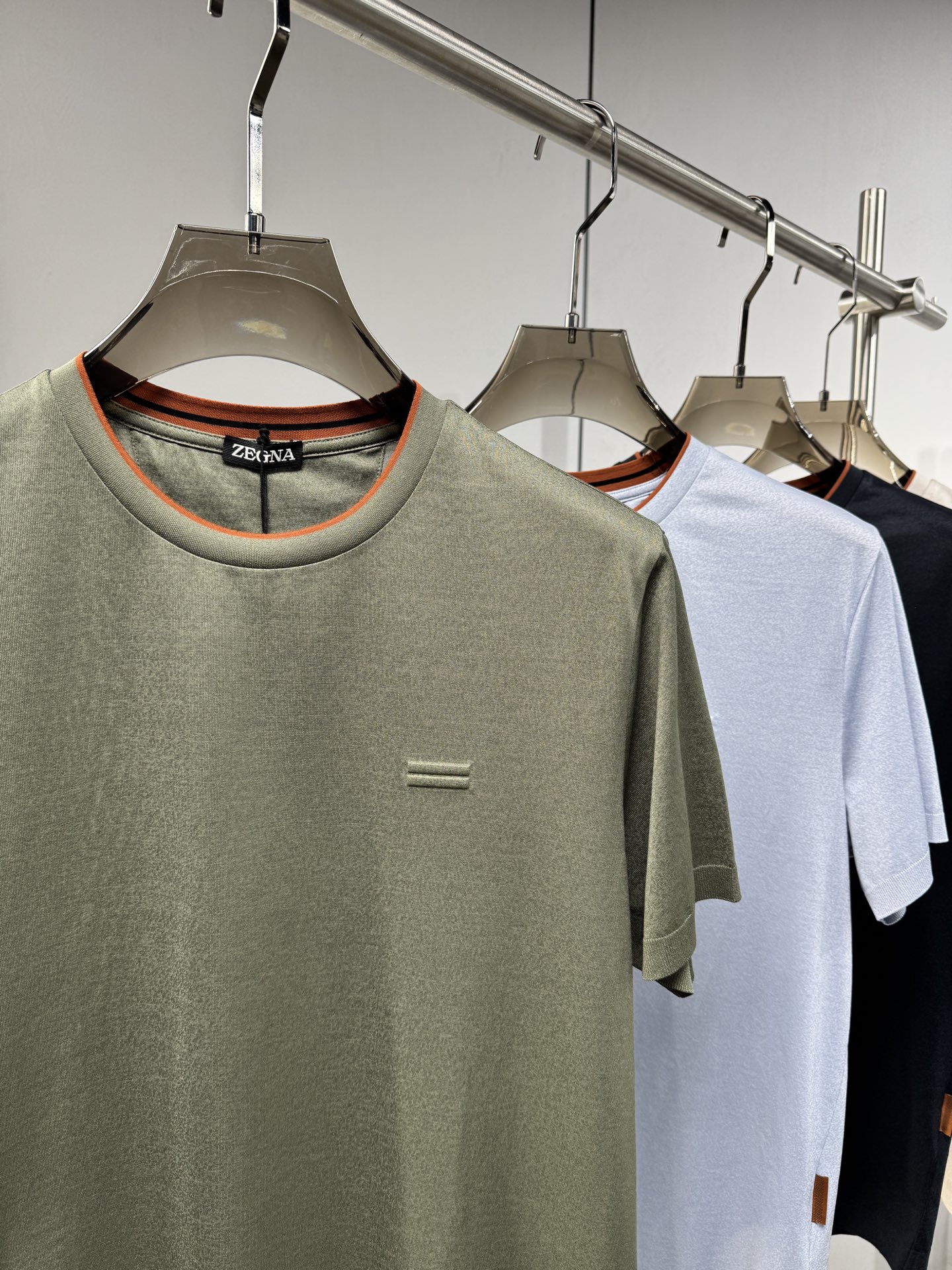 EZ26 撞色领针织T恤，面料软糯亲肤，自带垂坠感，告别普通T恤的僵硬感，撞色包边圆领设计，橘棕细边点缀