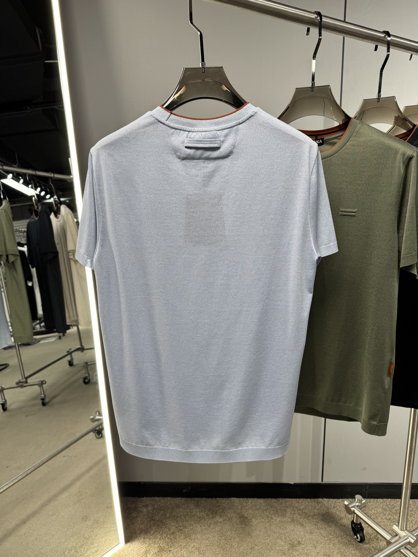 EZ26 撞色领针织T恤，面料软糯亲肤，自带垂坠感，告别普通T恤的僵硬感，撞色包边圆领设计，橘棕细边点缀