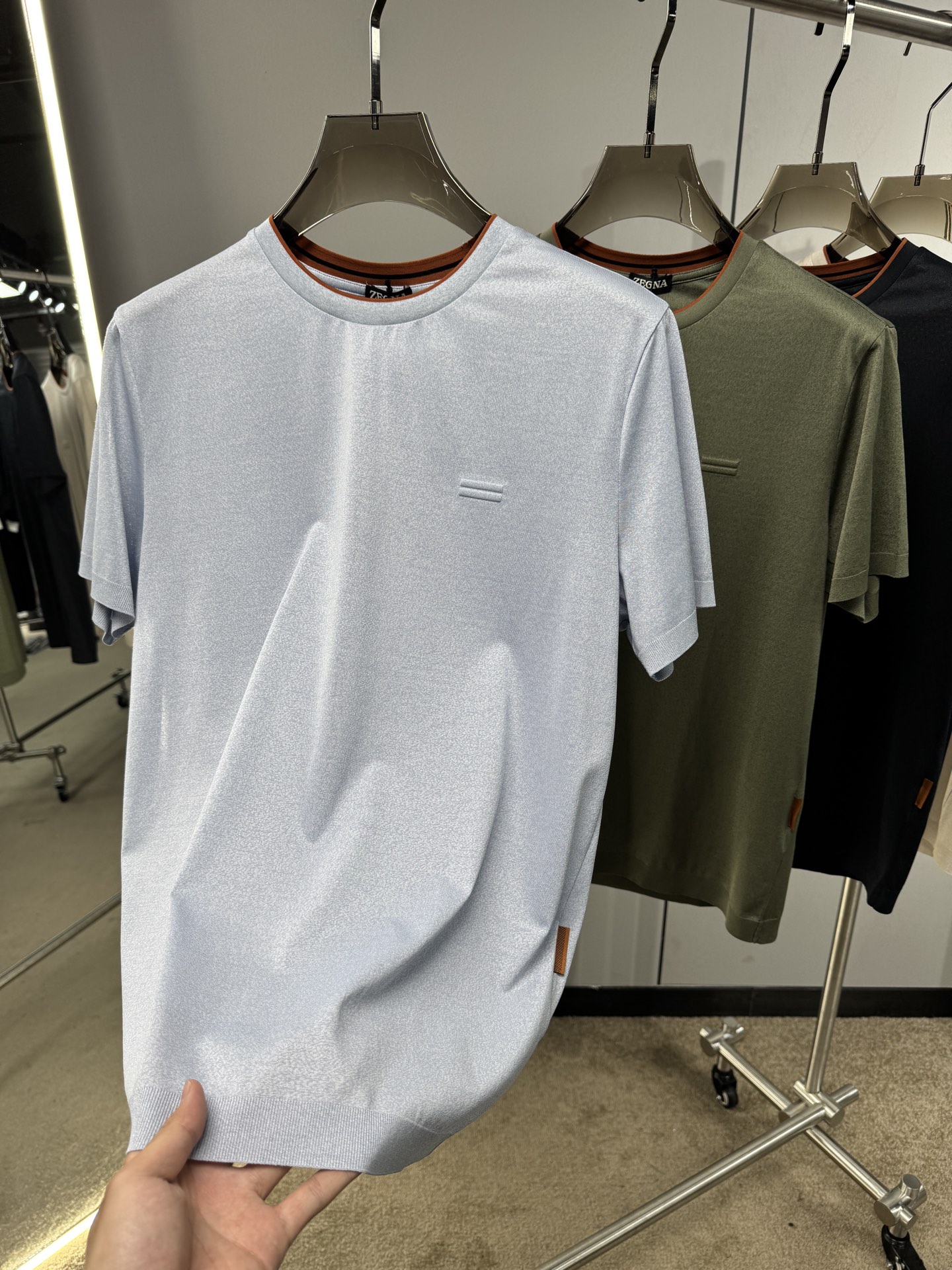 EZ26 撞色领针织T恤，面料软糯亲肤，自带垂坠感，告别普通T恤的僵硬感，撞色包边圆领设计，橘棕细边点缀