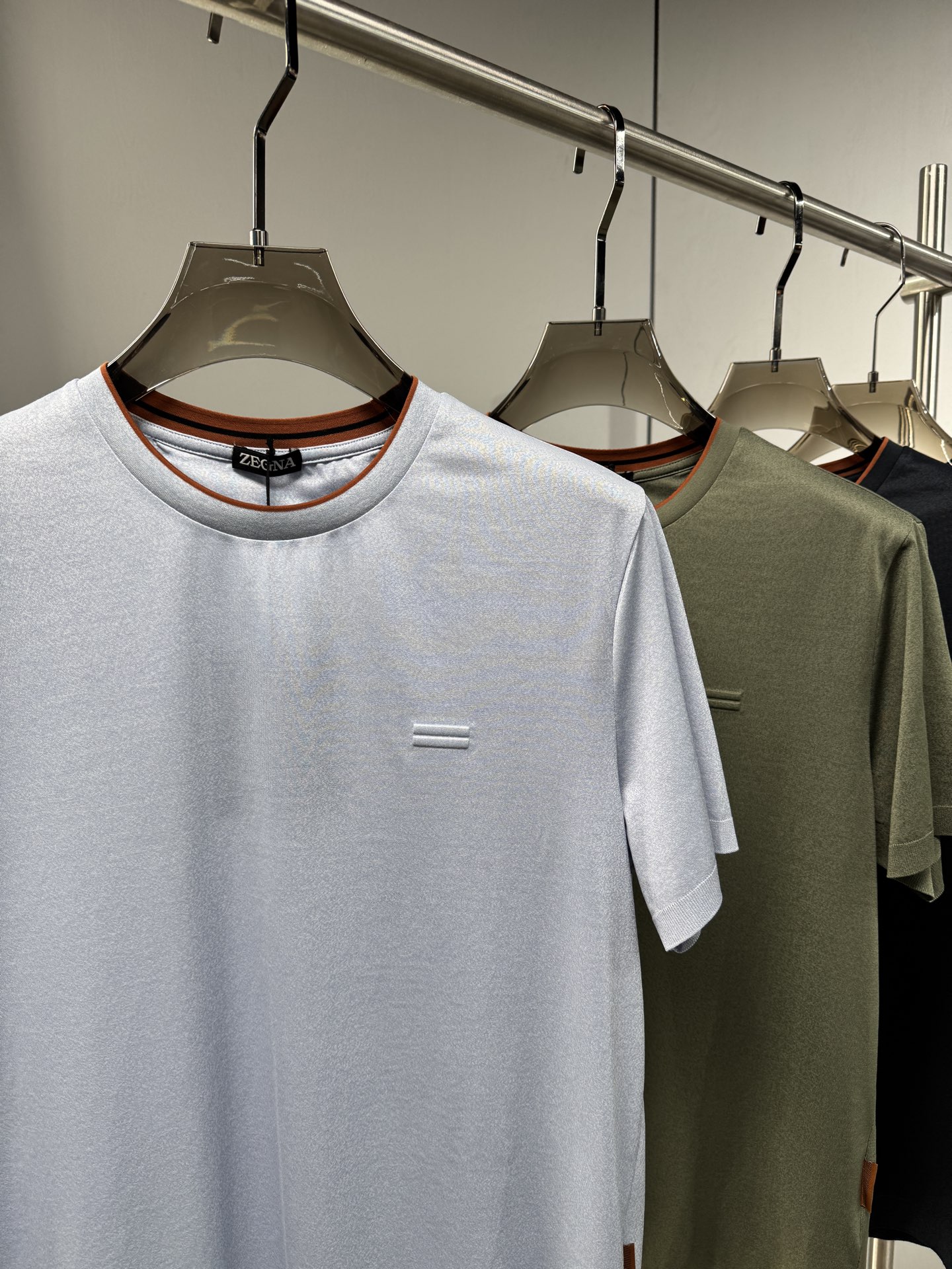 EZ26 撞色领针织T恤，面料软糯亲肤，自带垂坠感，告别普通T恤的僵硬感，撞色包边圆领设计，橘棕细边点缀