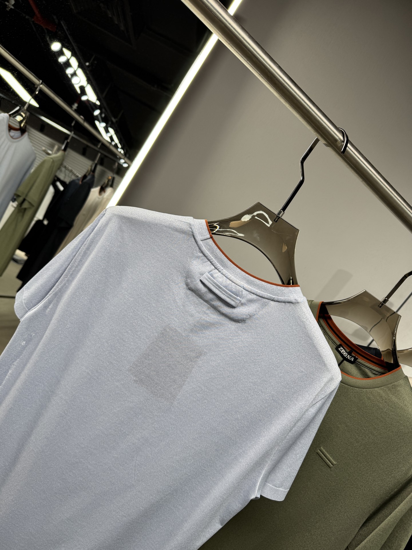 EZ26 撞色领针织T恤，面料软糯亲肤，自带垂坠感，告别普通T恤的僵硬感，撞色包边圆领设计，橘棕细边点缀