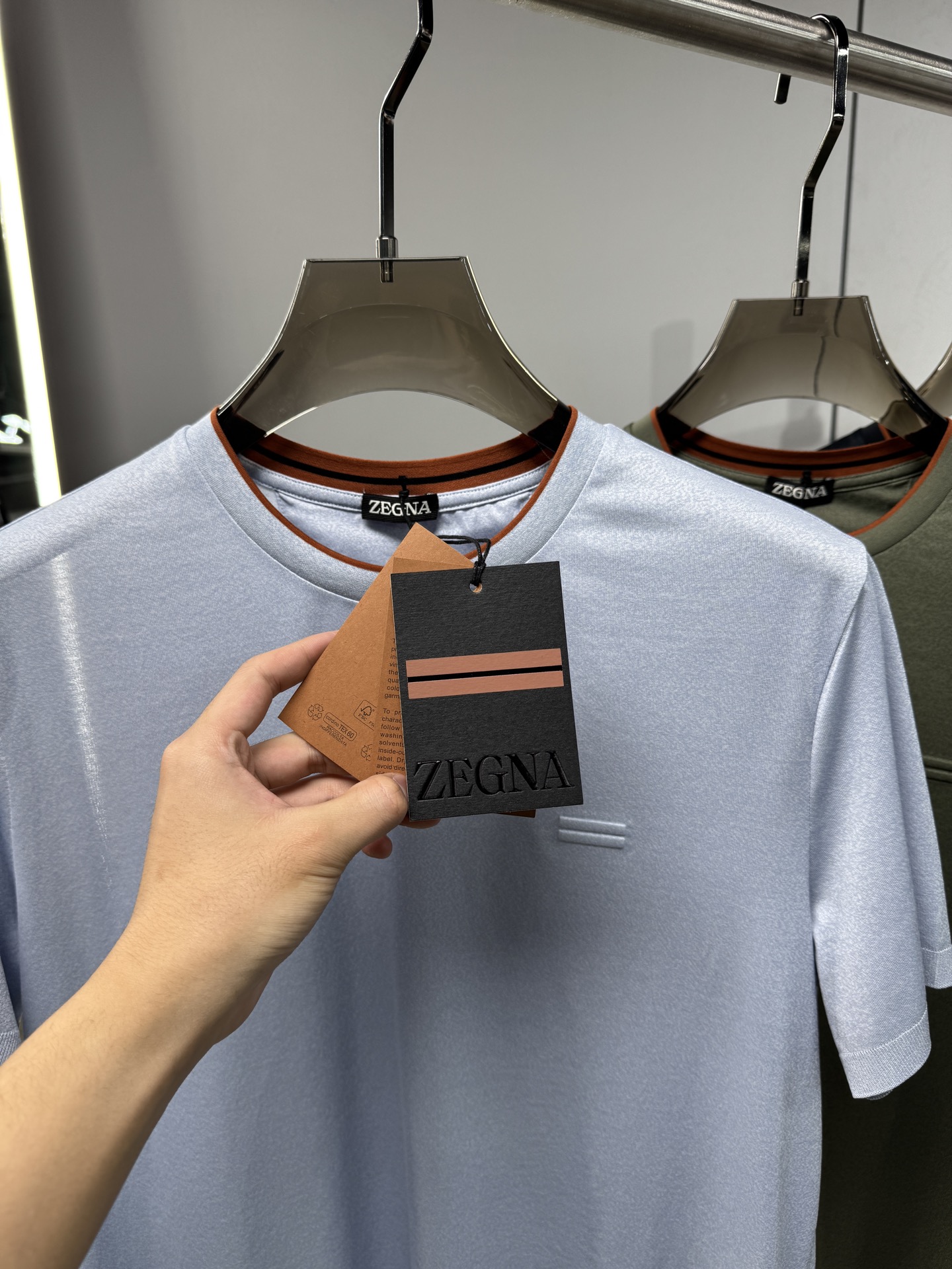 EZ26 撞色领针织T恤，面料软糯亲肤，自带垂坠感，告别普通T恤的僵硬感，撞色包边圆领设计，橘棕细边点缀