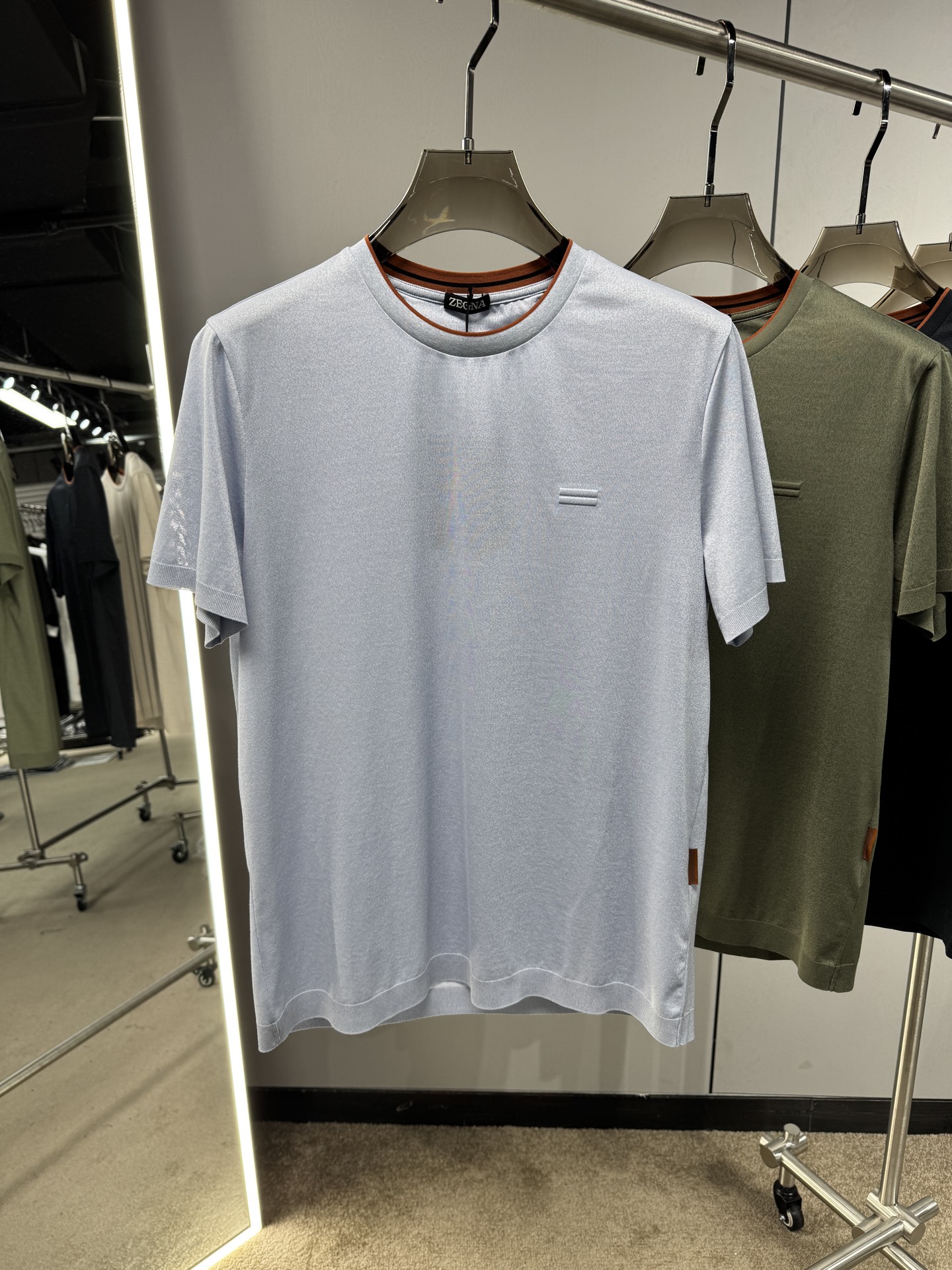 EZ26 撞色领针织T恤，面料软糯亲肤，自带垂坠感，告别普通T恤的僵硬感，撞色包边圆领设计，橘棕细边点缀