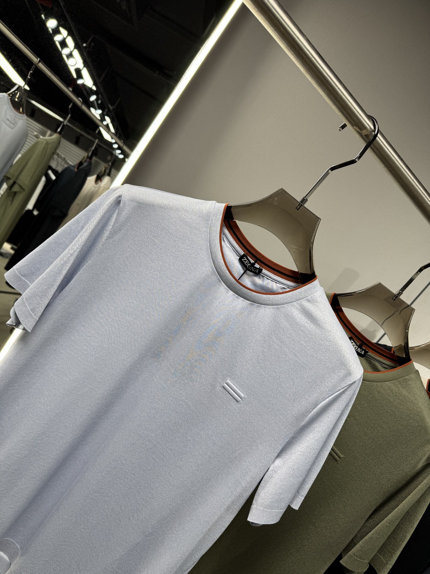 EZ26 撞色领针织T恤，面料软糯亲肤，自带垂坠感，告别普通T恤的僵硬感，撞色包边圆领设计，橘棕细边点缀