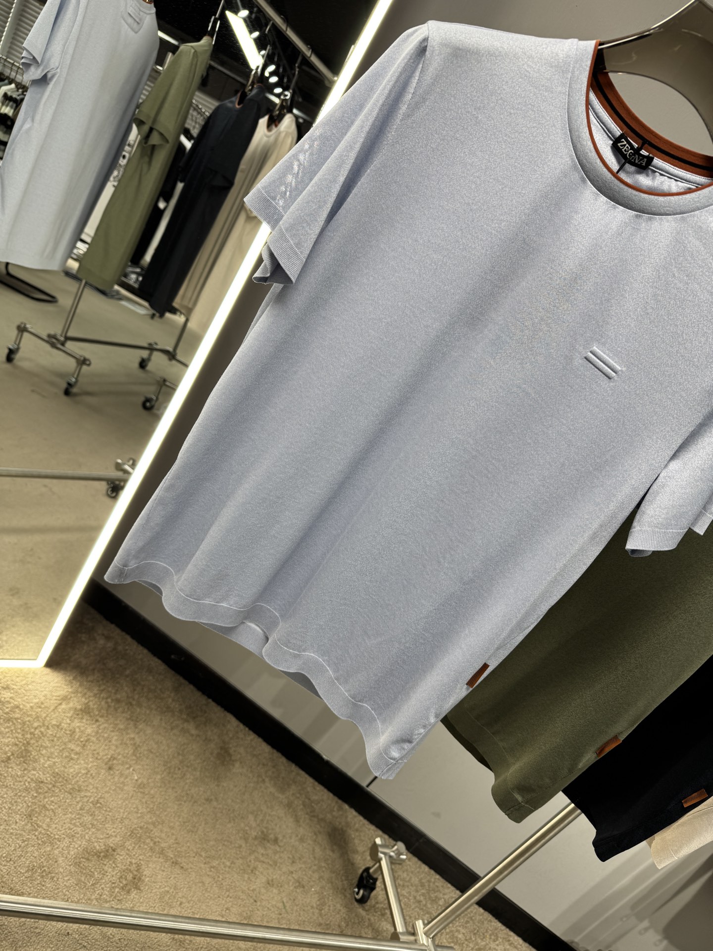 EZ26 撞色领针织T恤，面料软糯亲肤，自带垂坠感，告别普通T恤的僵硬感，撞色包边圆领设计，橘棕细边点缀