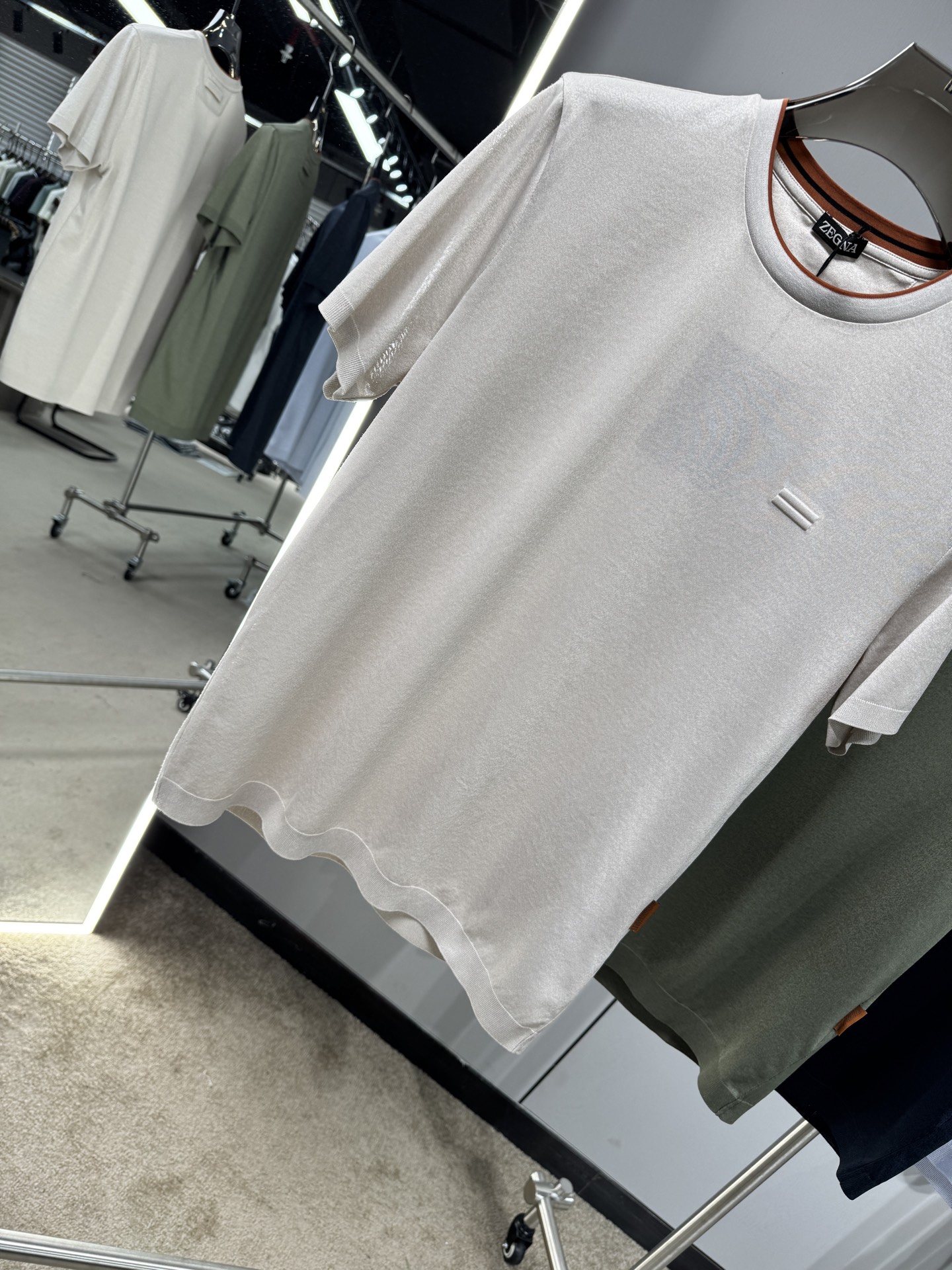 EZ26 撞色领针织T恤，面料软糯亲肤，自带垂坠感，告别普通T恤的僵硬感，撞色包边圆领设计，橘棕细边点缀