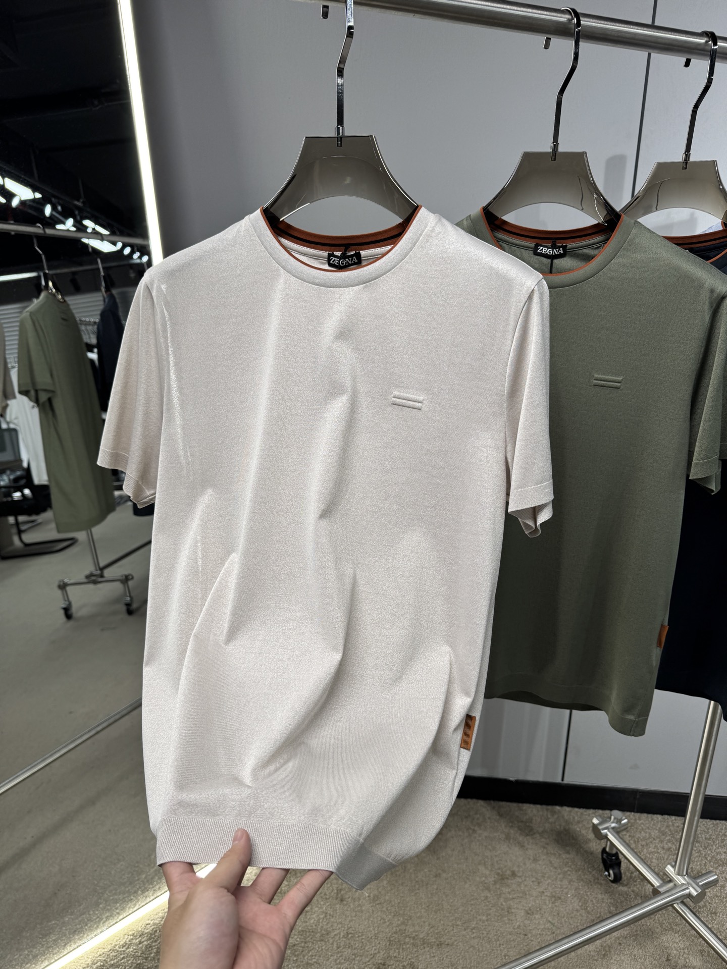 EZ26 撞色领针织T恤，面料软糯亲肤，自带垂坠感，告别普通T恤的僵硬感，撞色包边圆领设计，橘棕细边点缀