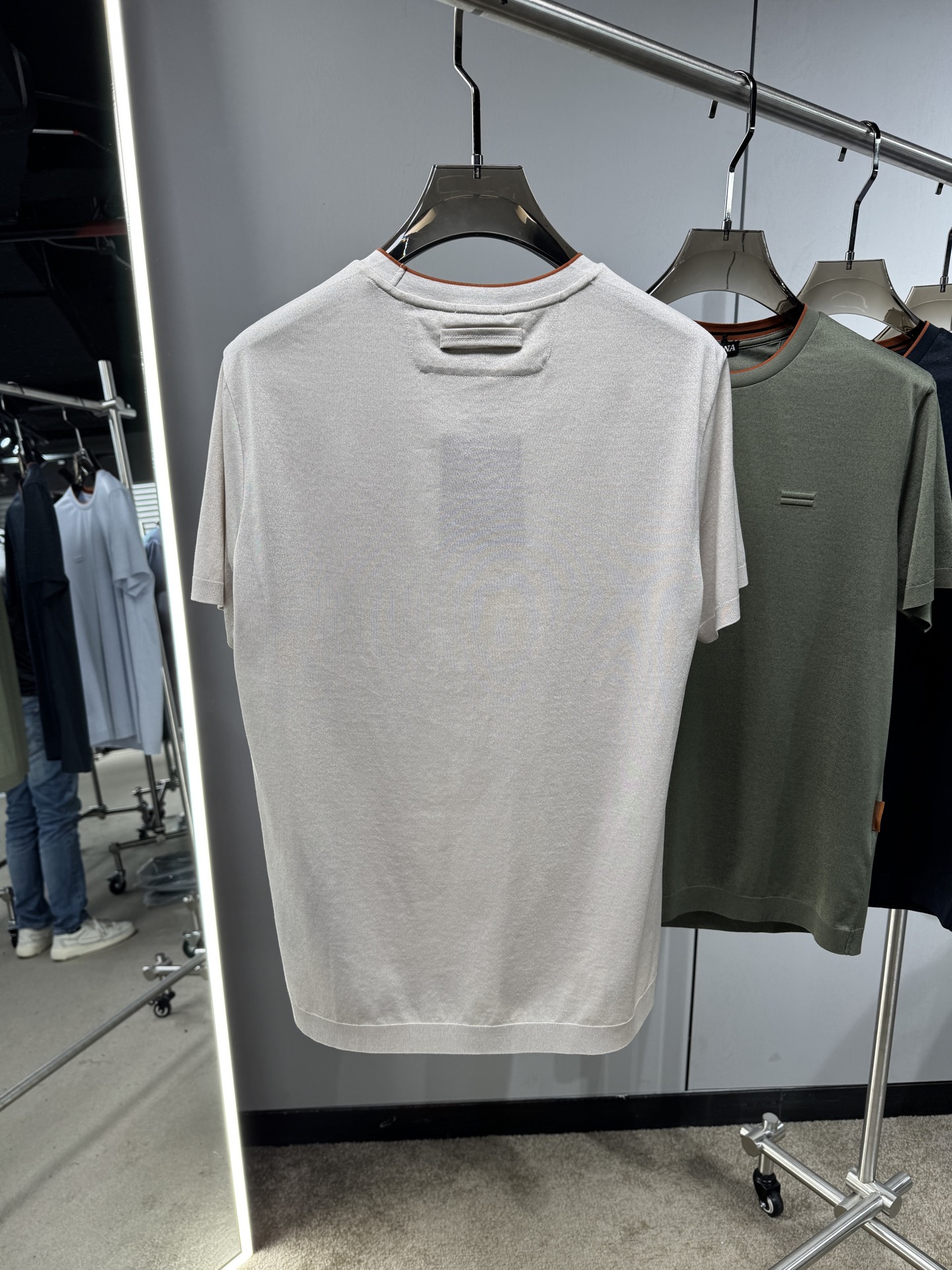 EZ26 撞色领针织T恤，面料软糯亲肤，自带垂坠感，告别普通T恤的僵硬感，撞色包边圆领设计，橘棕细边点缀