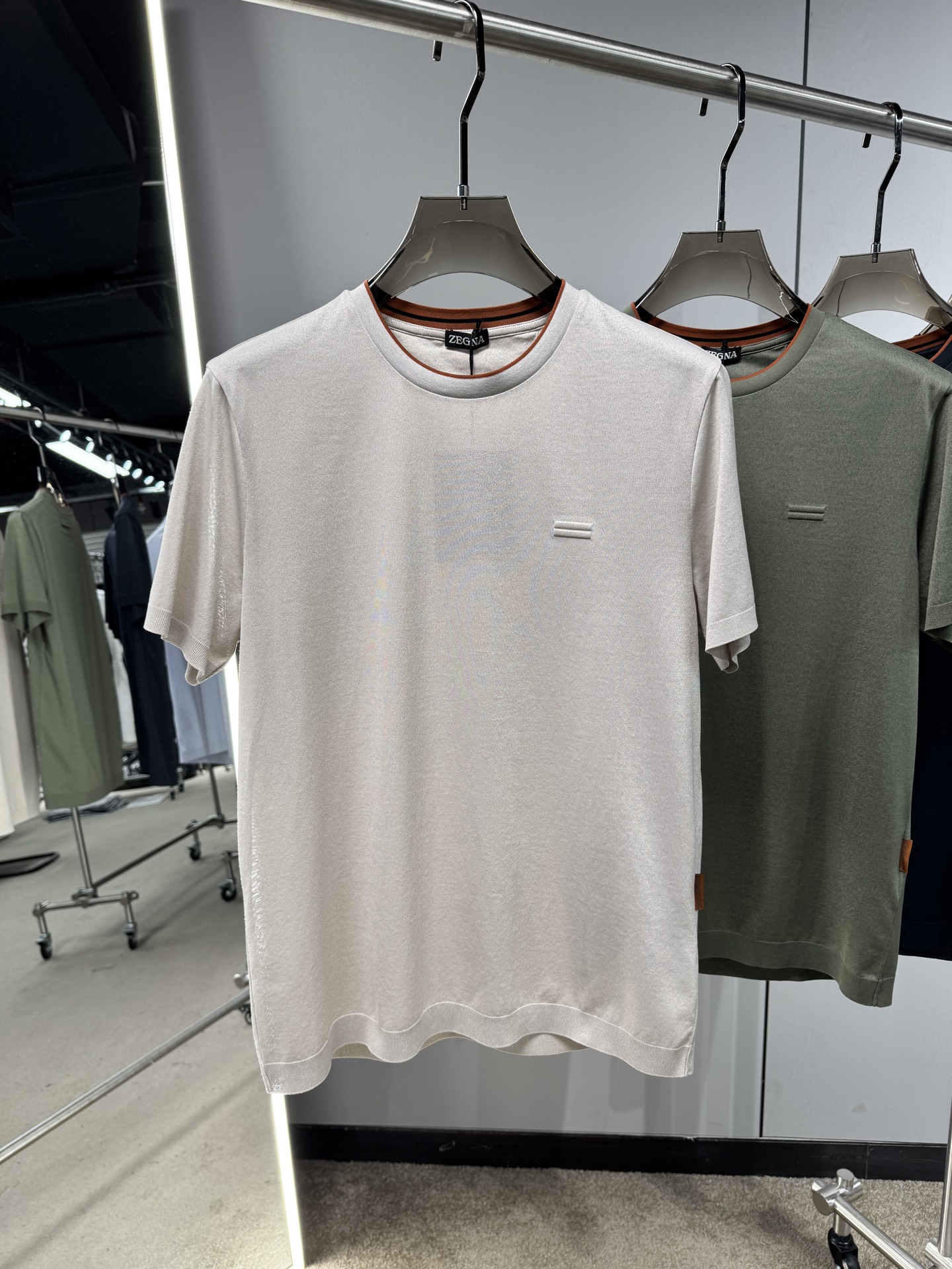 EZ26 撞色领针织T恤，面料软糯亲肤，自带垂坠感，告别普通T恤的僵硬感，撞色包边圆领设计，橘棕细边点缀