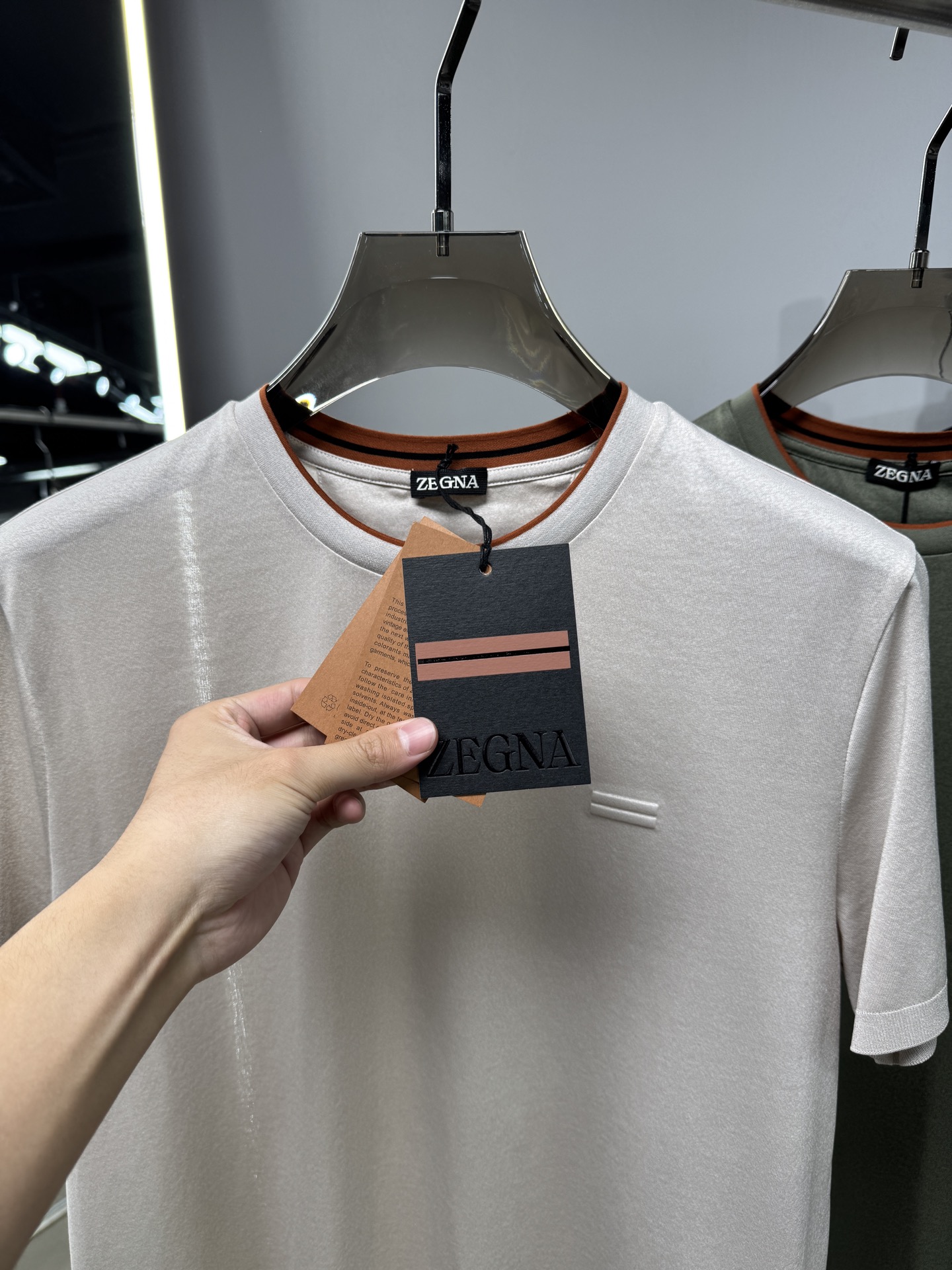 EZ26 撞色领针织T恤，面料软糯亲肤，自带垂坠感，告别普通T恤的僵硬感，撞色包边圆领设计，橘棕细边点缀