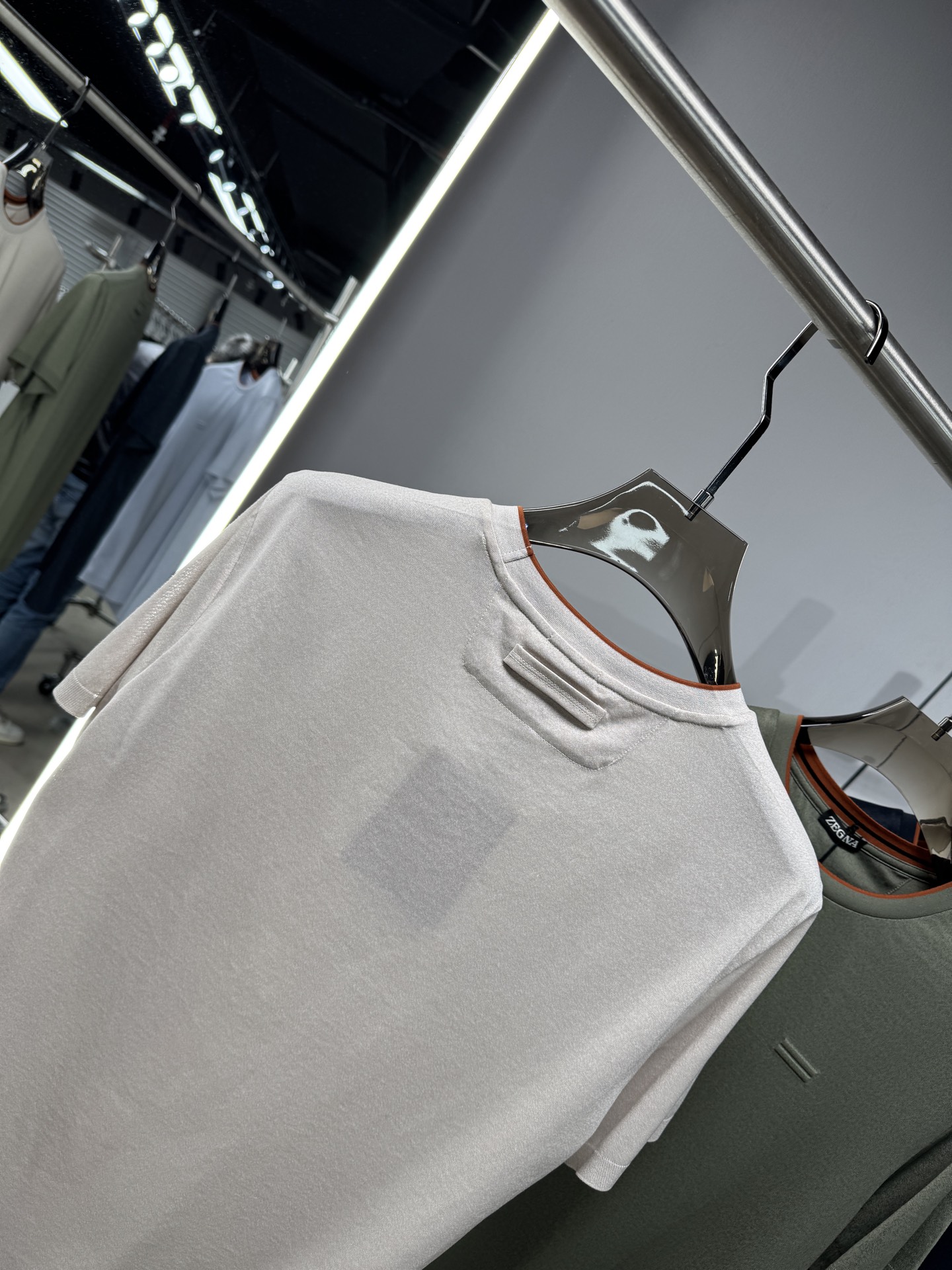 EZ26 撞色领针织T恤，面料软糯亲肤，自带垂坠感，告别普通T恤的僵硬感，撞色包边圆领设计，橘棕细边点缀