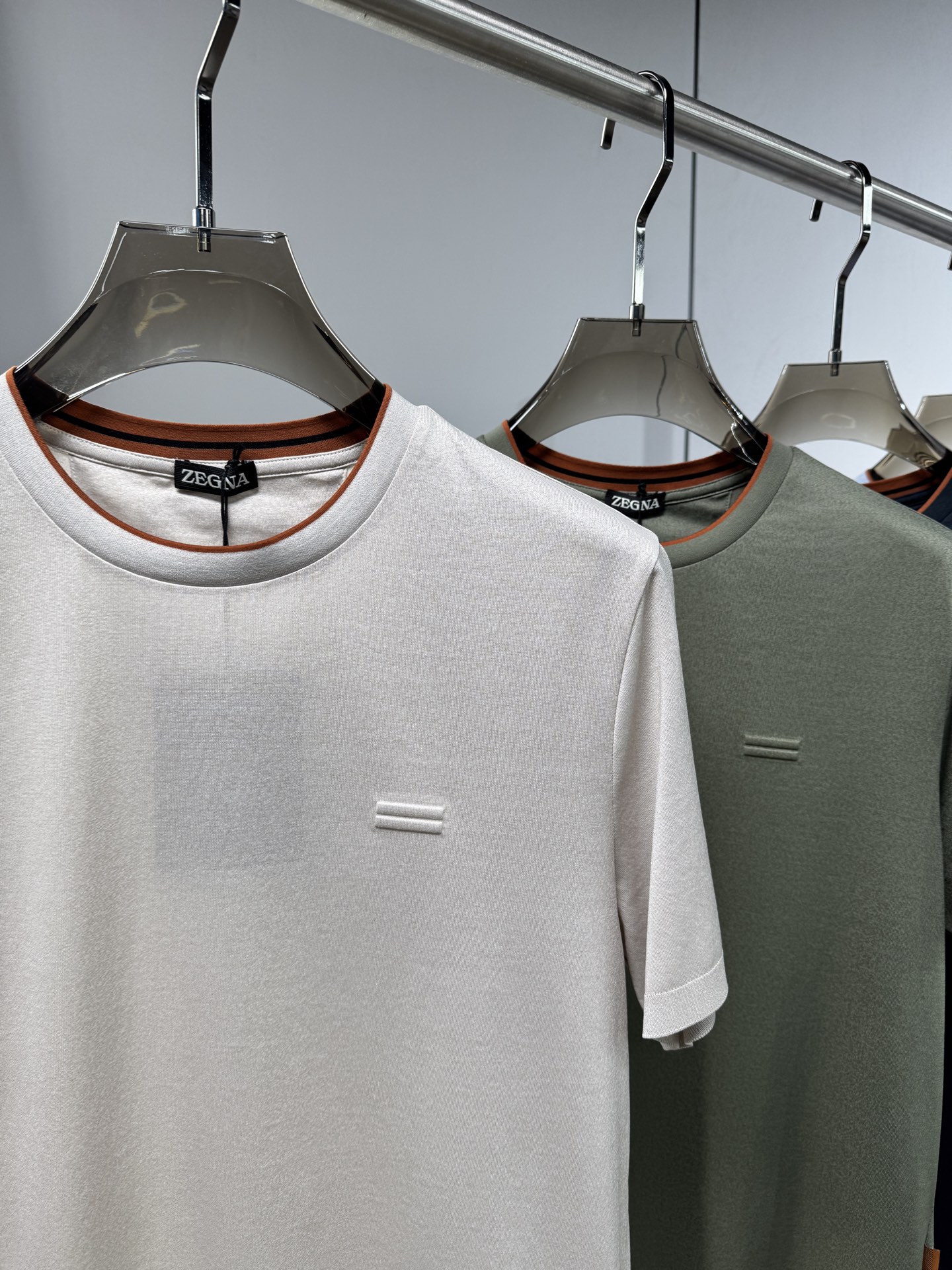 EZ26 撞色领针织T恤，面料软糯亲肤，自带垂坠感，告别普通T恤的僵硬感，撞色包边圆领设计，橘棕细边点缀